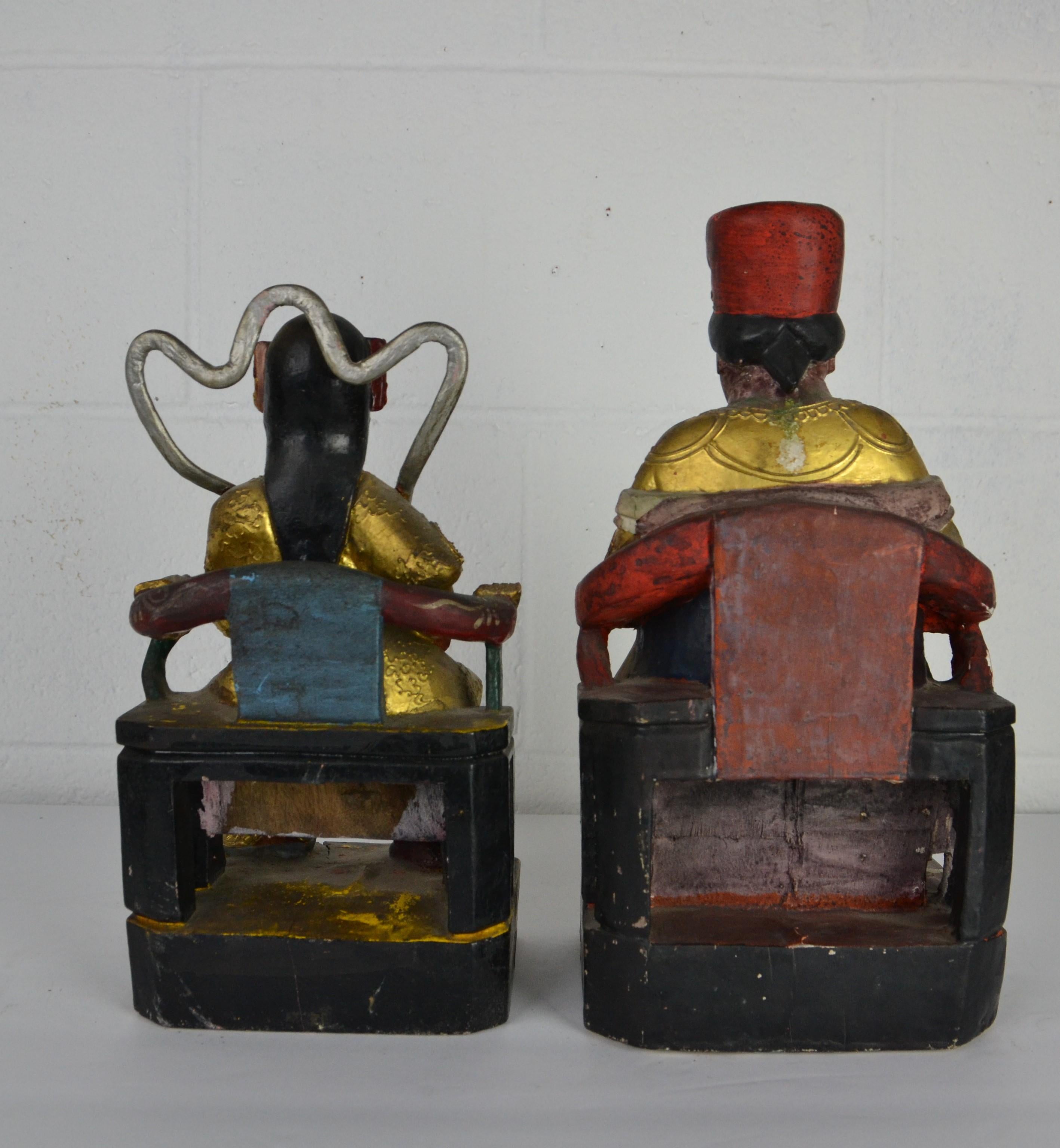 2 Figures assises chinoises en bois doré État moyen - En vente à Pomona, CA