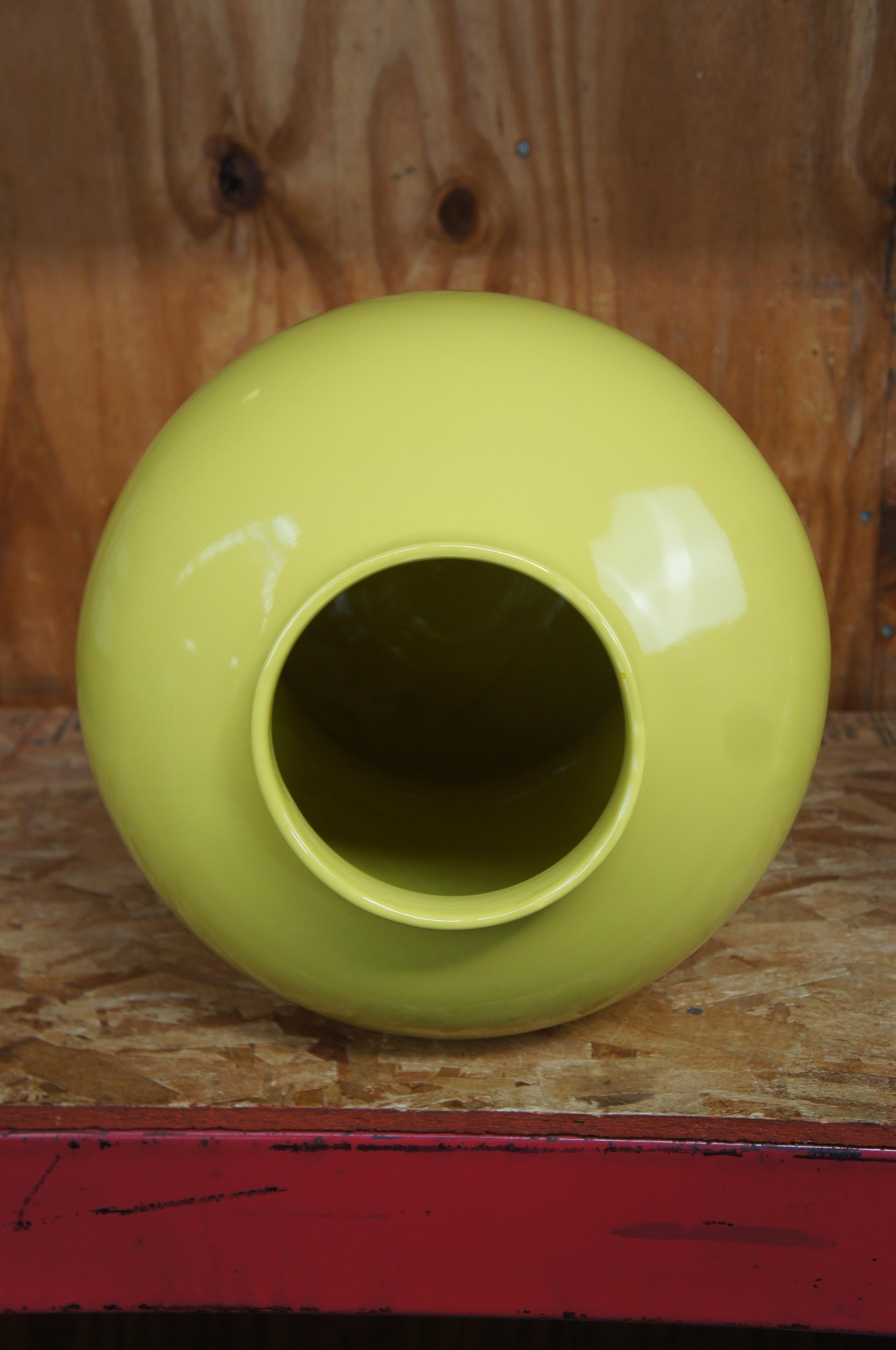 Ceramic 2 Global Views Colonial Williamsburg Beaufort Yellow Ginger Jars Urns Vase For Sale