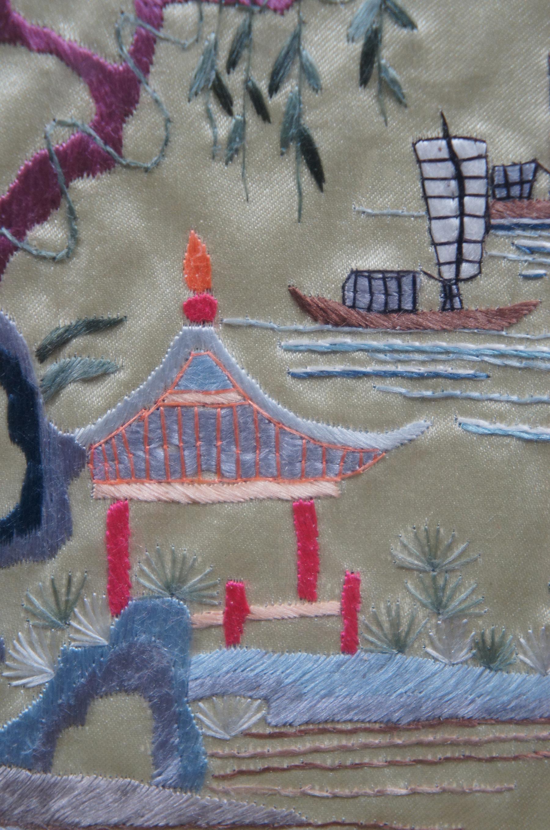 Paire de 2 tapisseries chinoises brodées en soie dorée représentant des paysages d'oiseaux et des fleurs, encadrées en vente 4