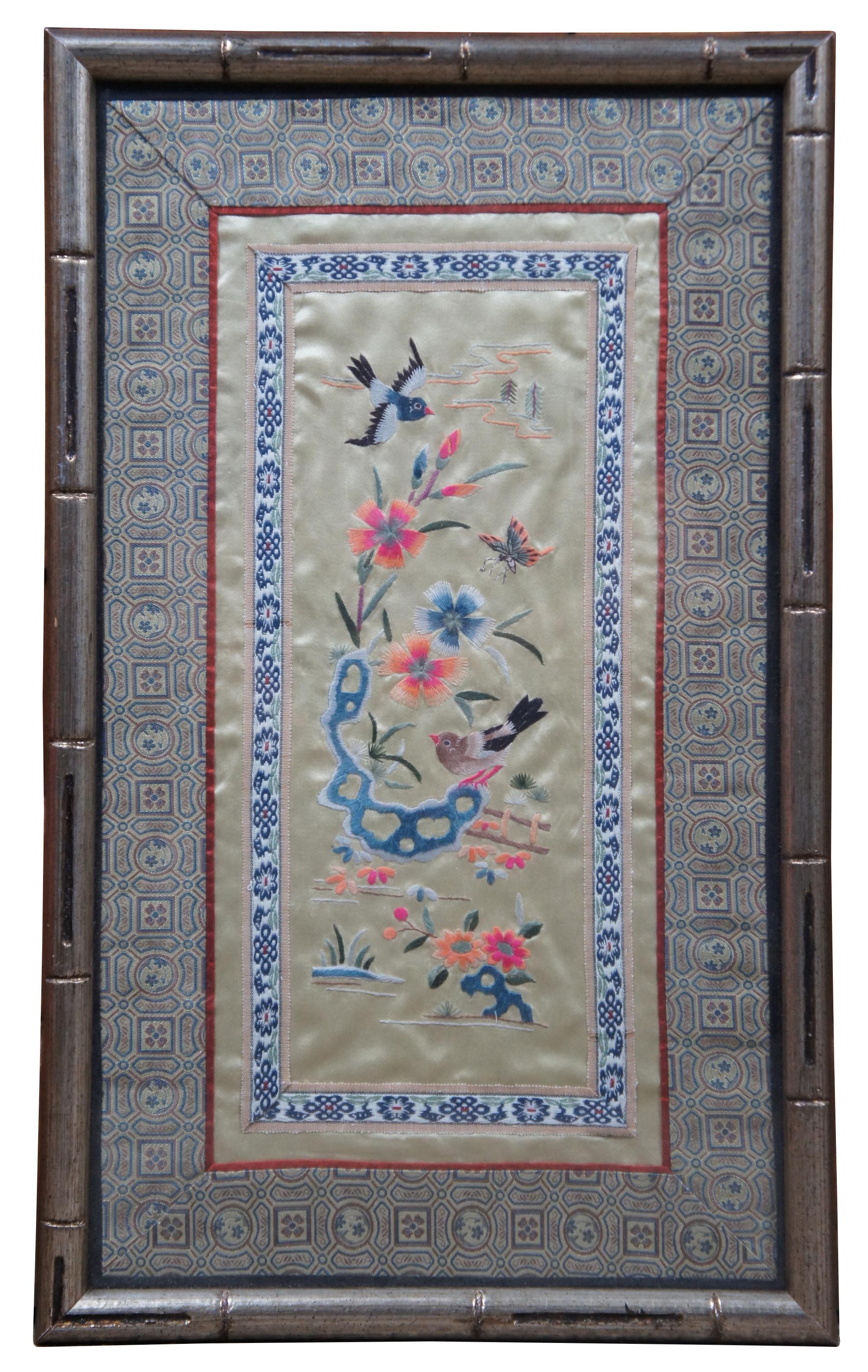Paire de tapisseries chinoises encadrées, brodées à la main sur soie dorée, représentant des oiseaux, des fleurs, des bateaux nautiques et des pagodes/cottages.

Mesures : 11.25