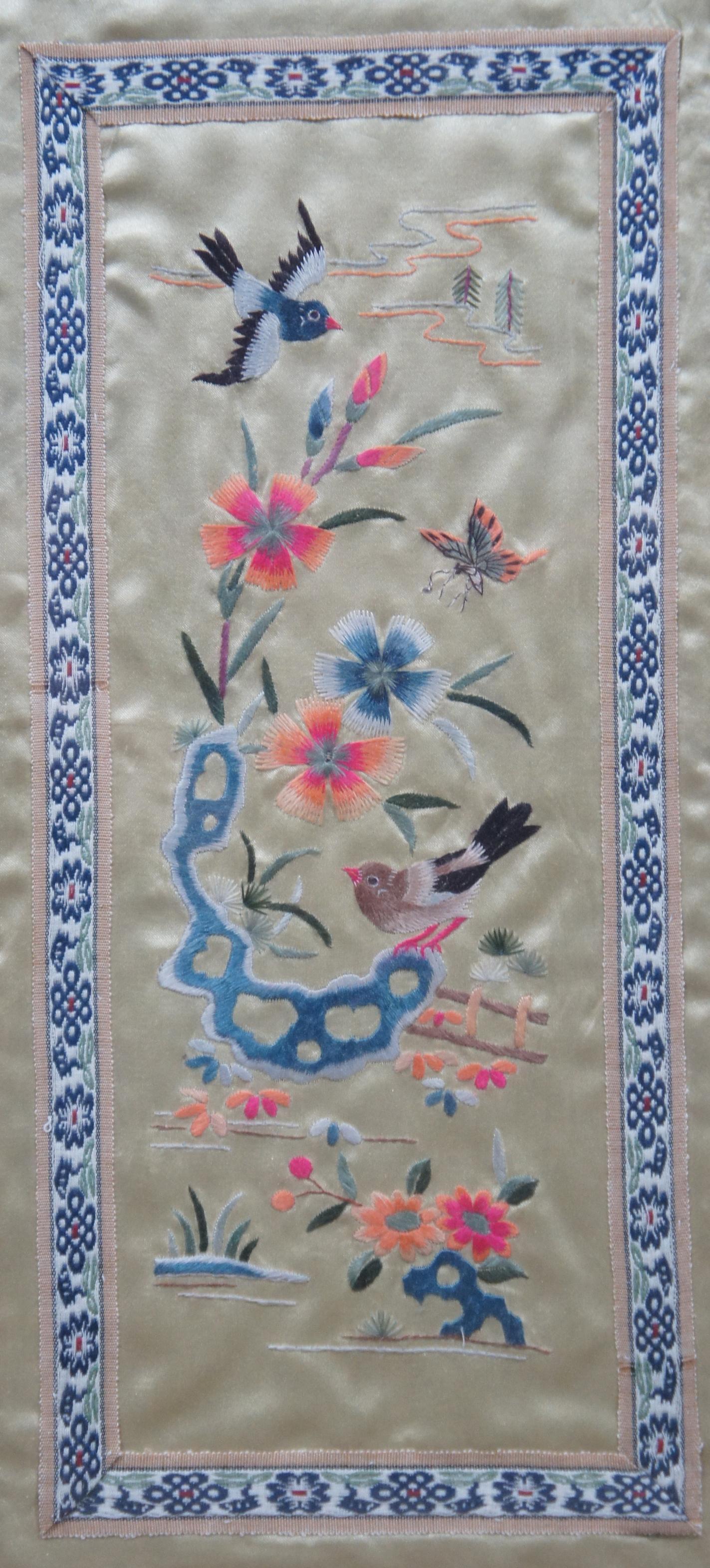 Paire de 2 tapisseries chinoises brodées en soie dorée représentant des paysages d'oiseaux et des fleurs, encadrées en vente 1