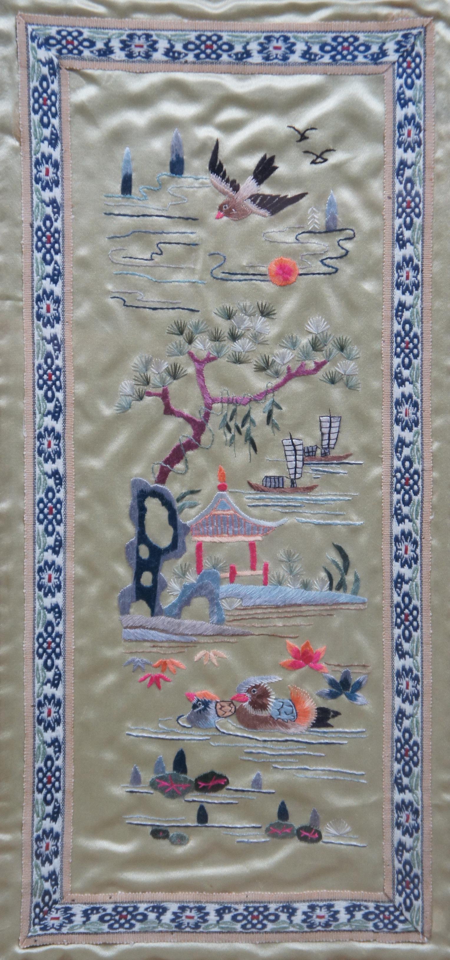 Paire de 2 tapisseries chinoises brodées en soie dorée représentant des paysages d'oiseaux et des fleurs, encadrées en vente 3