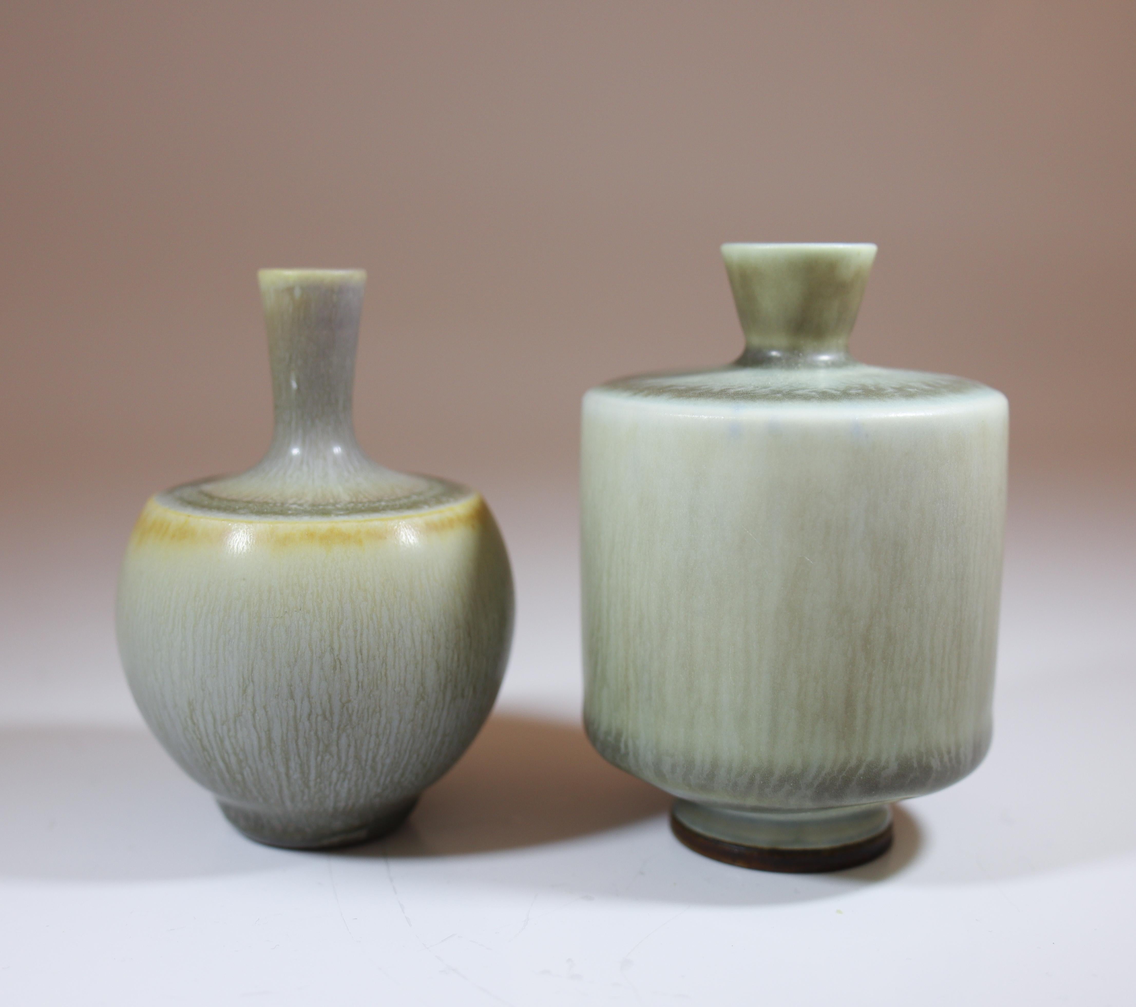 Scandinavian Modern 2 Gray Stoneware Vases with Harfur Glaze Berndt Friberg Gustavsberg 1950s For Sale