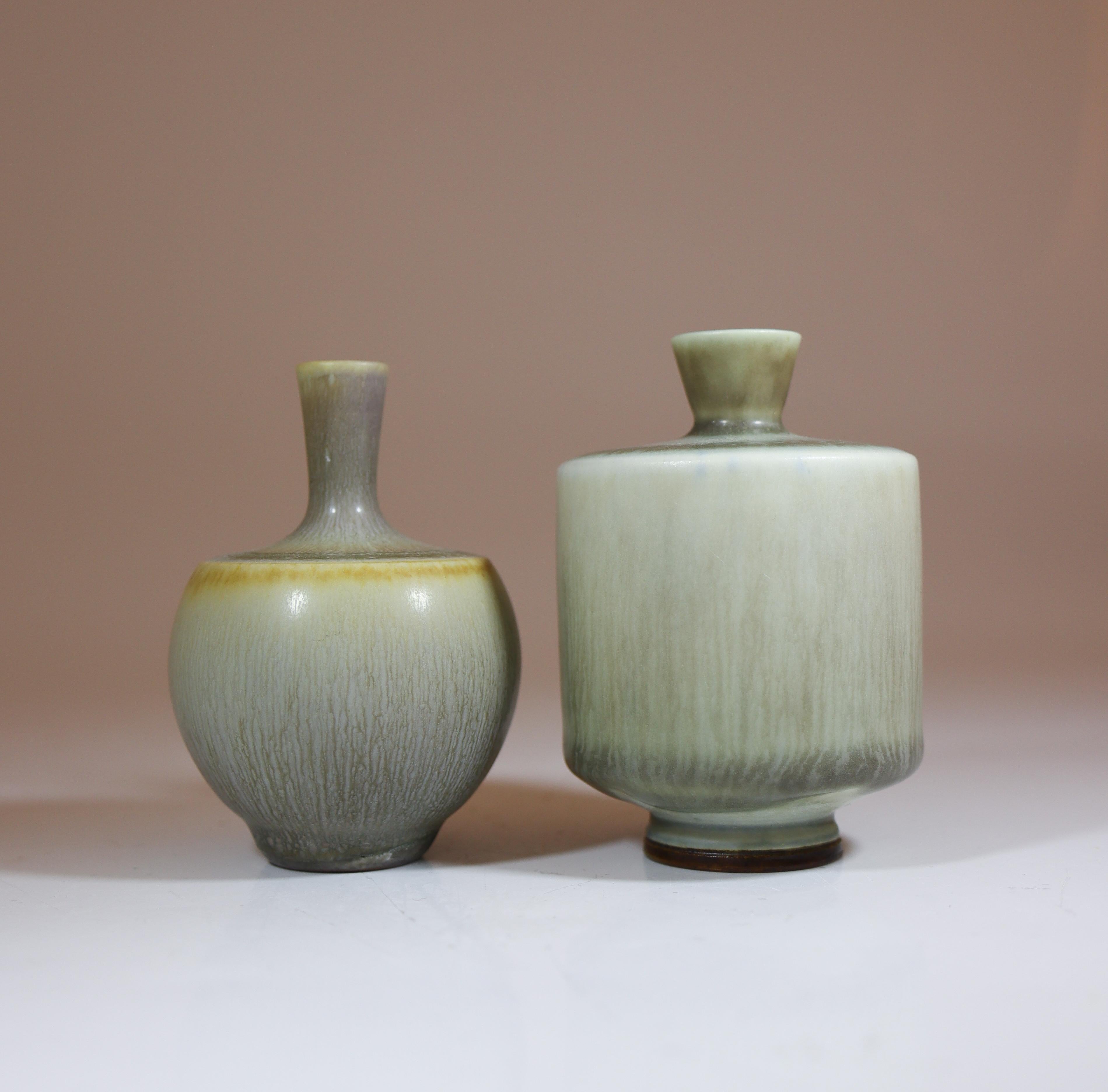 2 Gray Stoneware Vases with Harfur Glaze Berndt Friberg Gustavsberg 1950s In Excellent Condition For Sale In Stockholm, SE