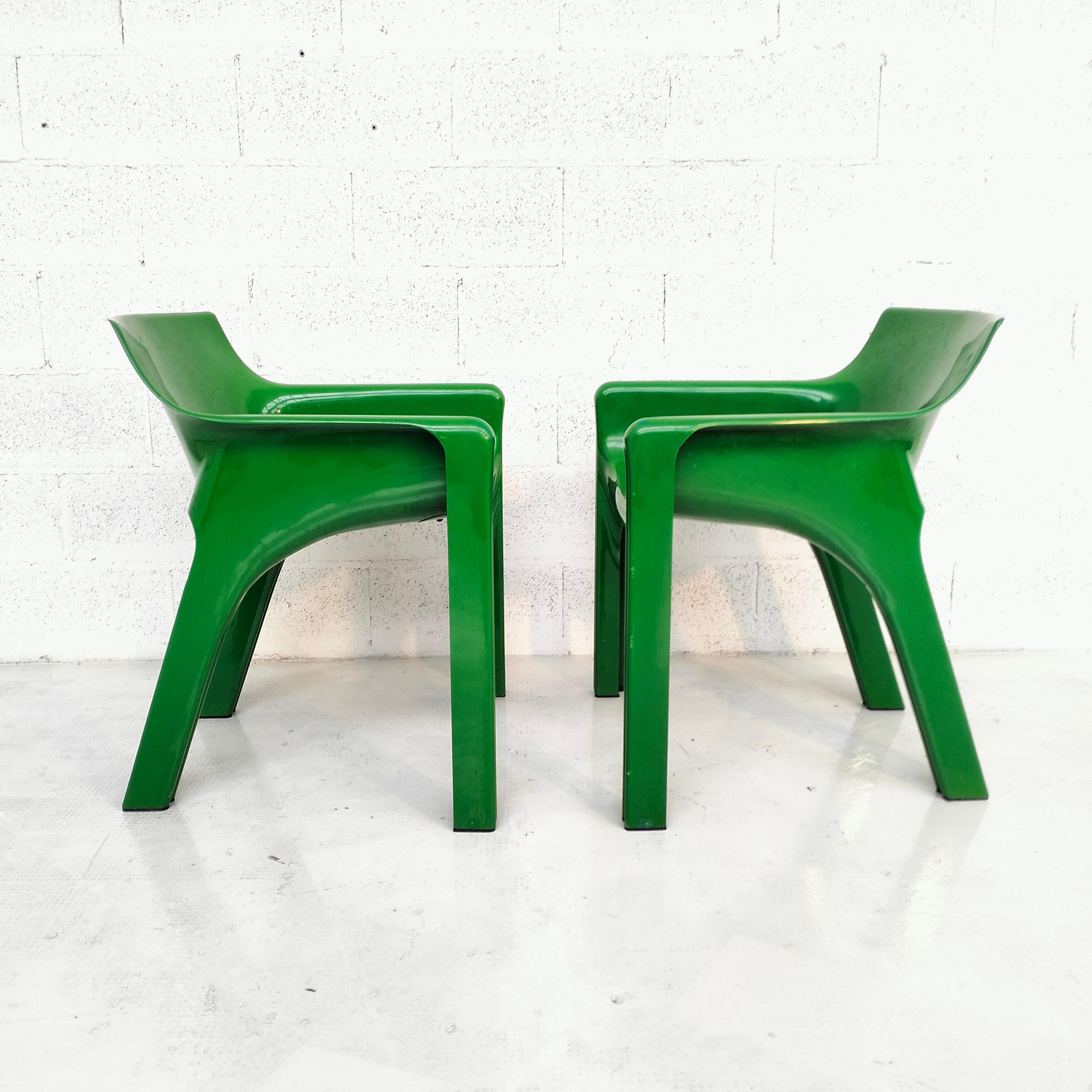 2 green Gaudì chairs by Vico Magistretti for Artemide 70s In Good Condition In Padova, IT