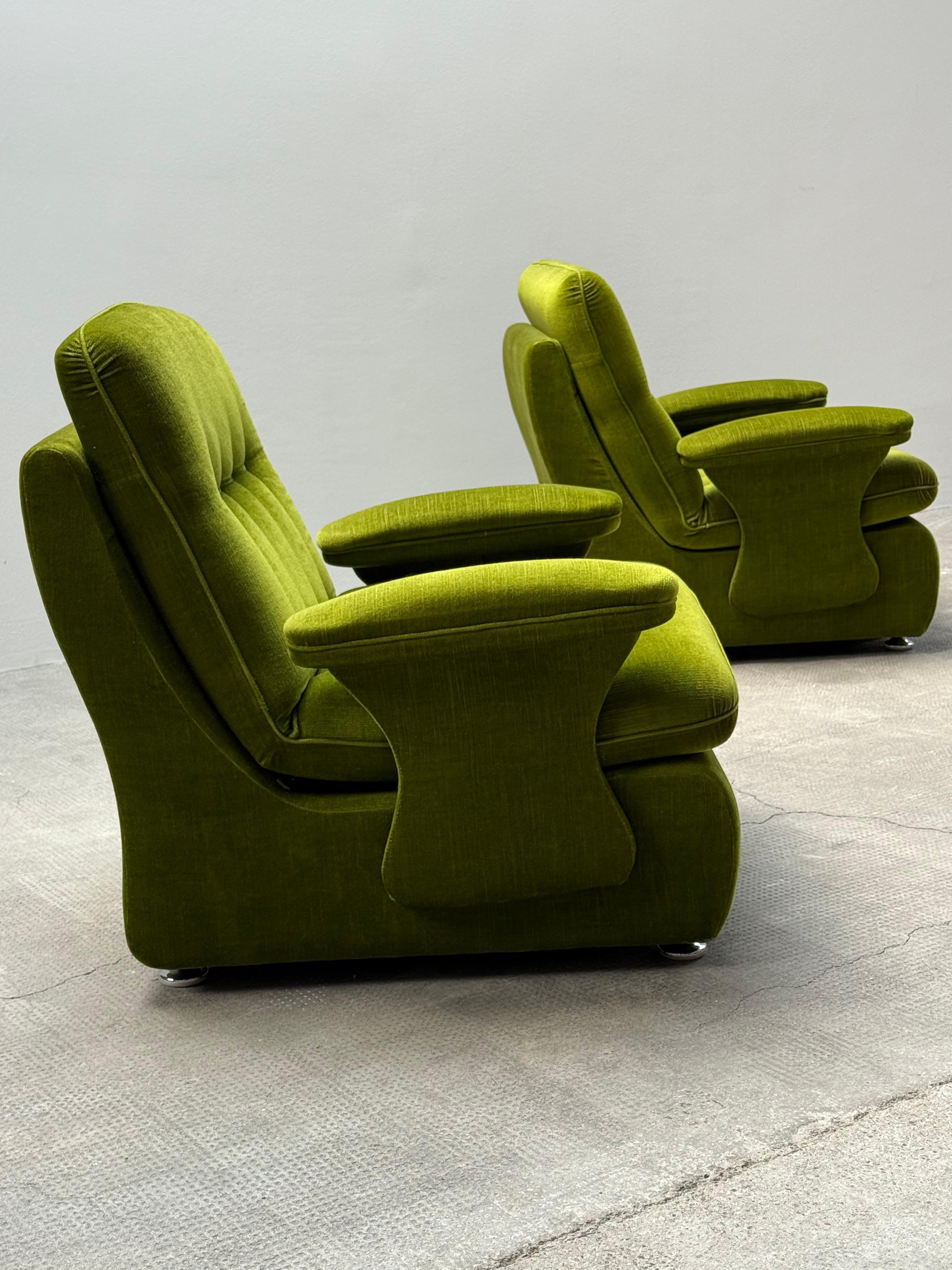 A beautiful set of two lounge chairs with chrome-plated legs in shimmering green velvet fabric and a solid wooden frame, Germany, 1970s.

Very comfortable to sit on and an absolute eye-catcher in top original condition.

 

Country: