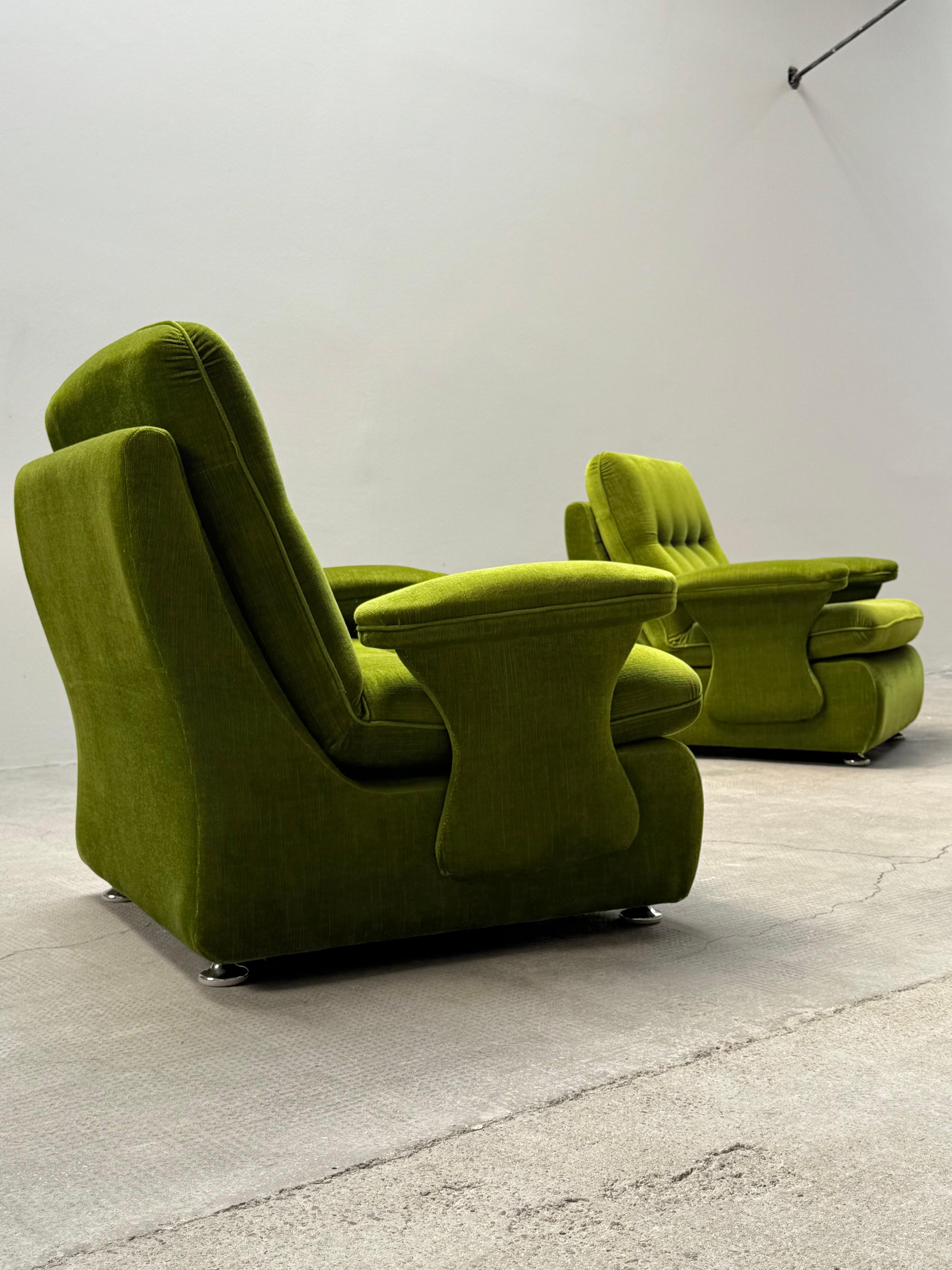 2 GREEN VELVET FUTURISM SPACE AGE ARMCHAIRS, GERMANY 1970s In Excellent Condition For Sale In Reutlingen, DE