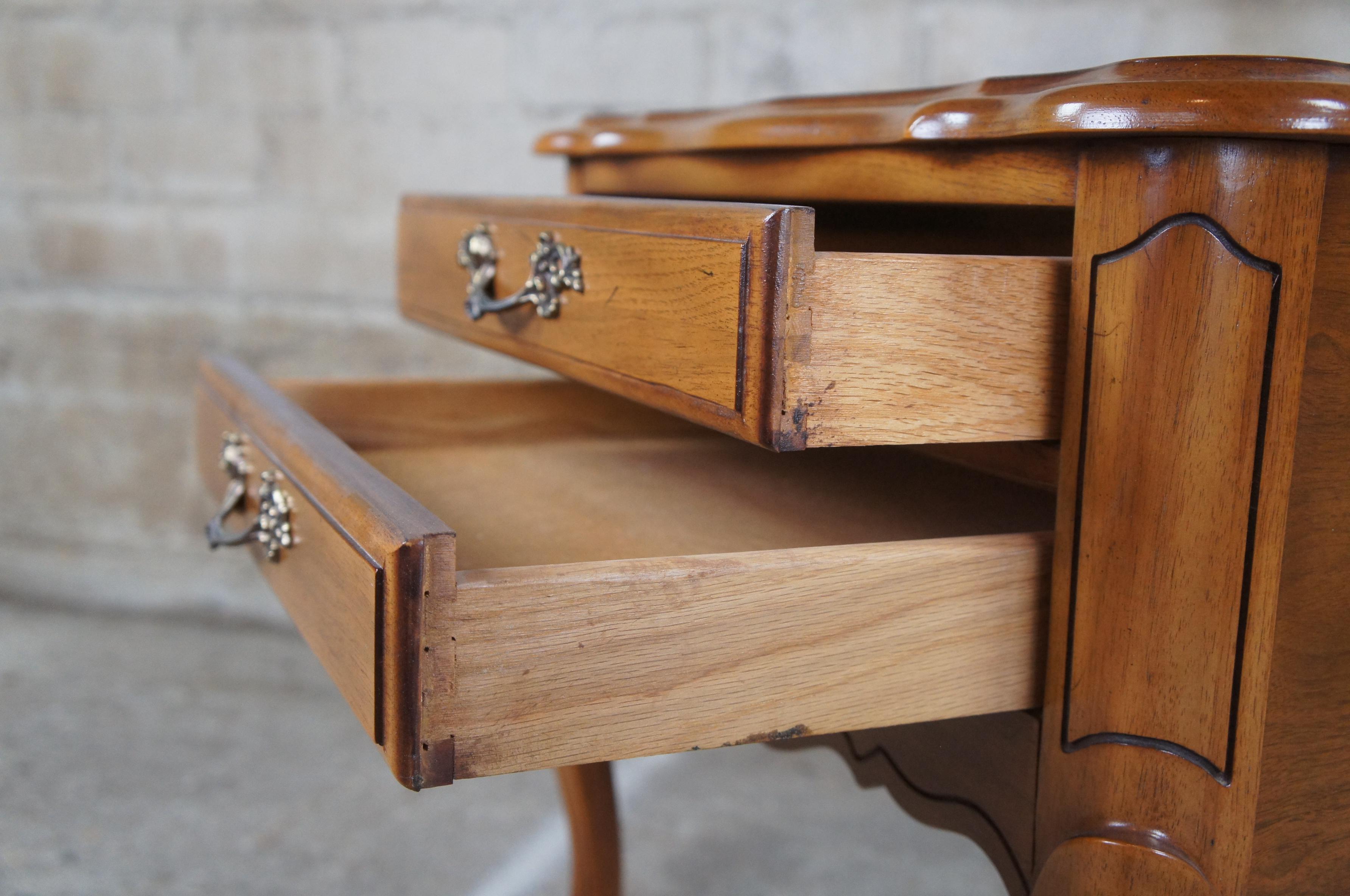 2 Hammary Maisonette French Louis XV Walnut Side End Table Nightstand Provincial In Good Condition In Dayton, OH