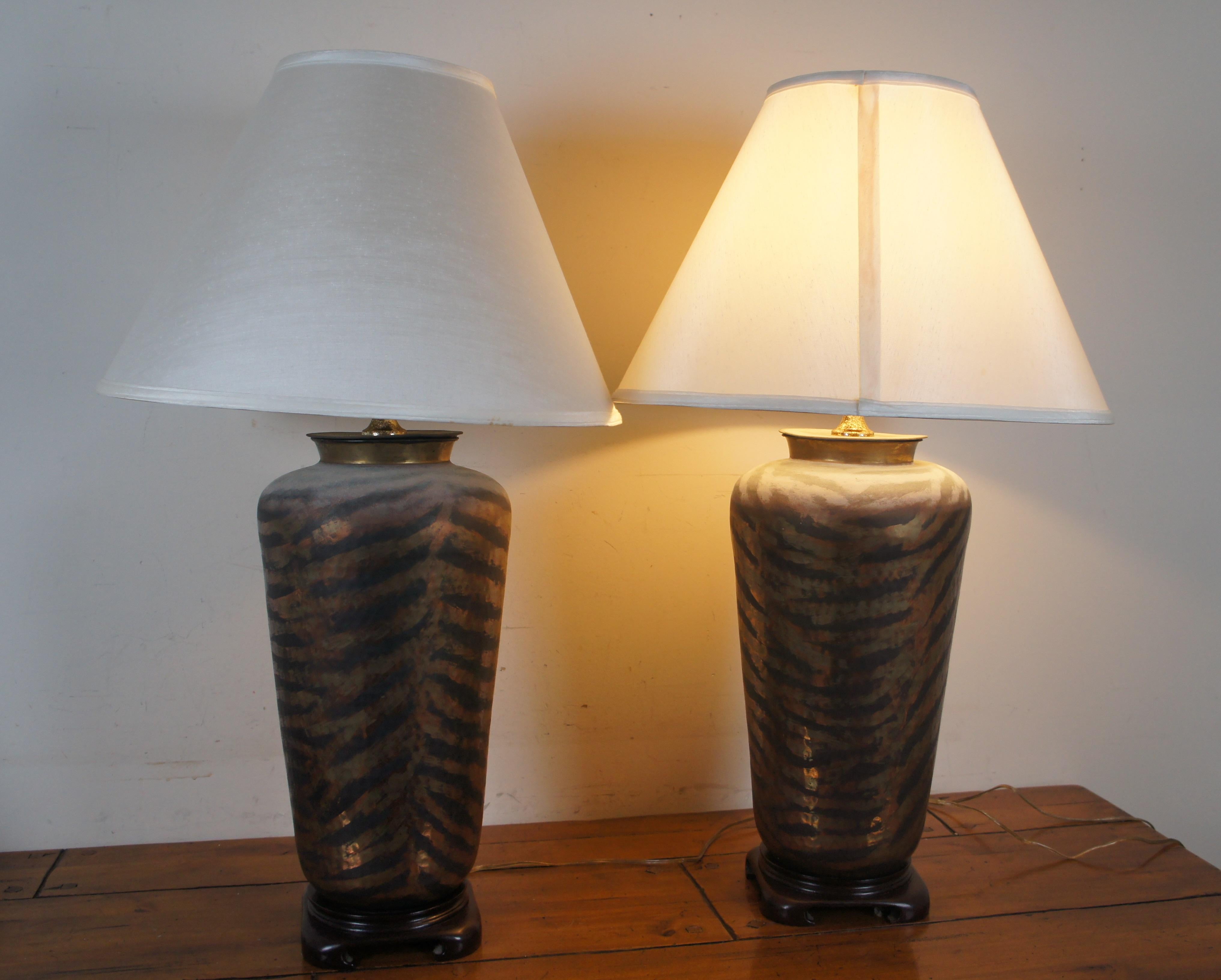 2 Hammered Brass Copper Urn Table Lamps Zebra Tiger Stripe Pair In Good Condition For Sale In Dayton, OH