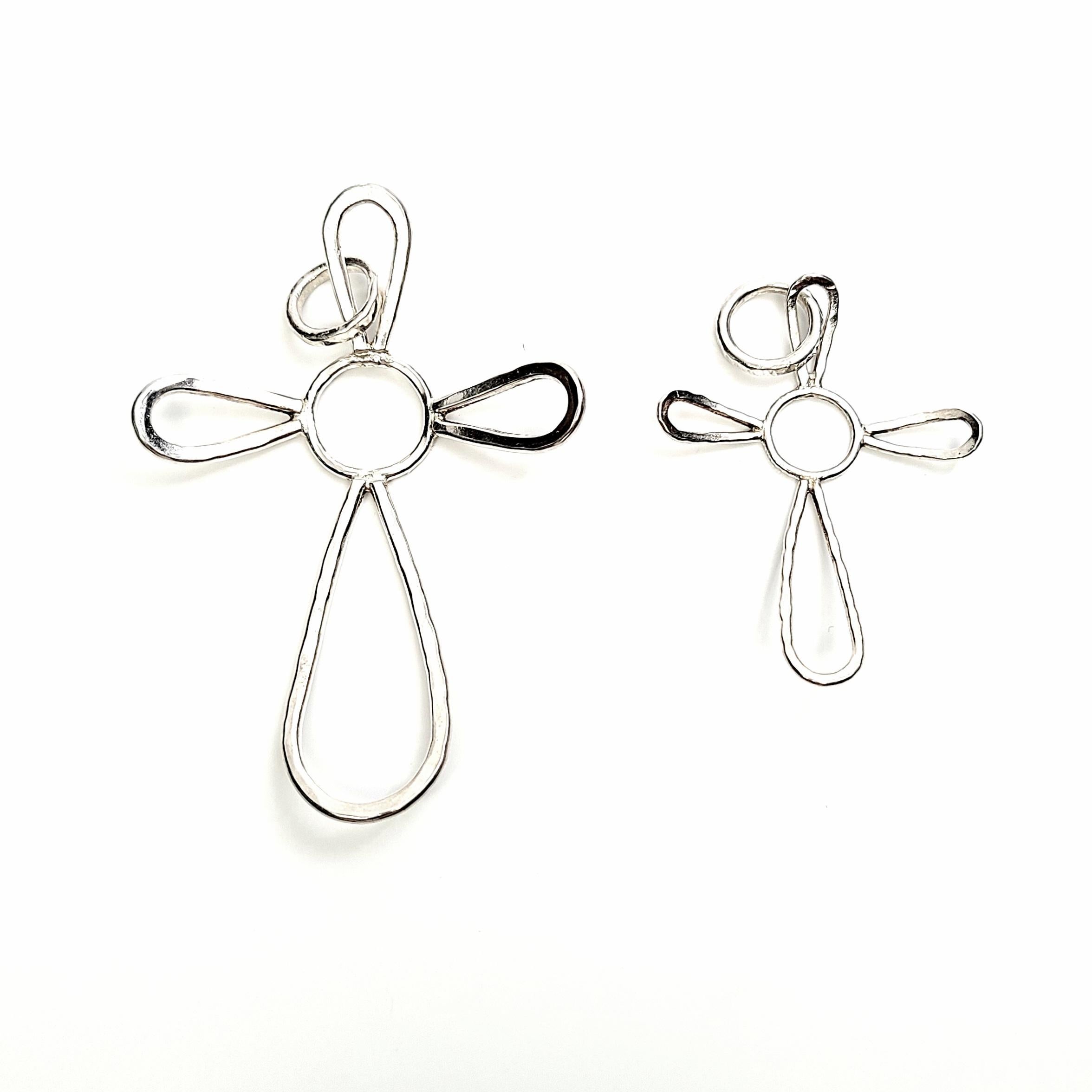 Donna 2 Ciondoli a forma di croce modernista in argento sterling martellato con catena in vendita