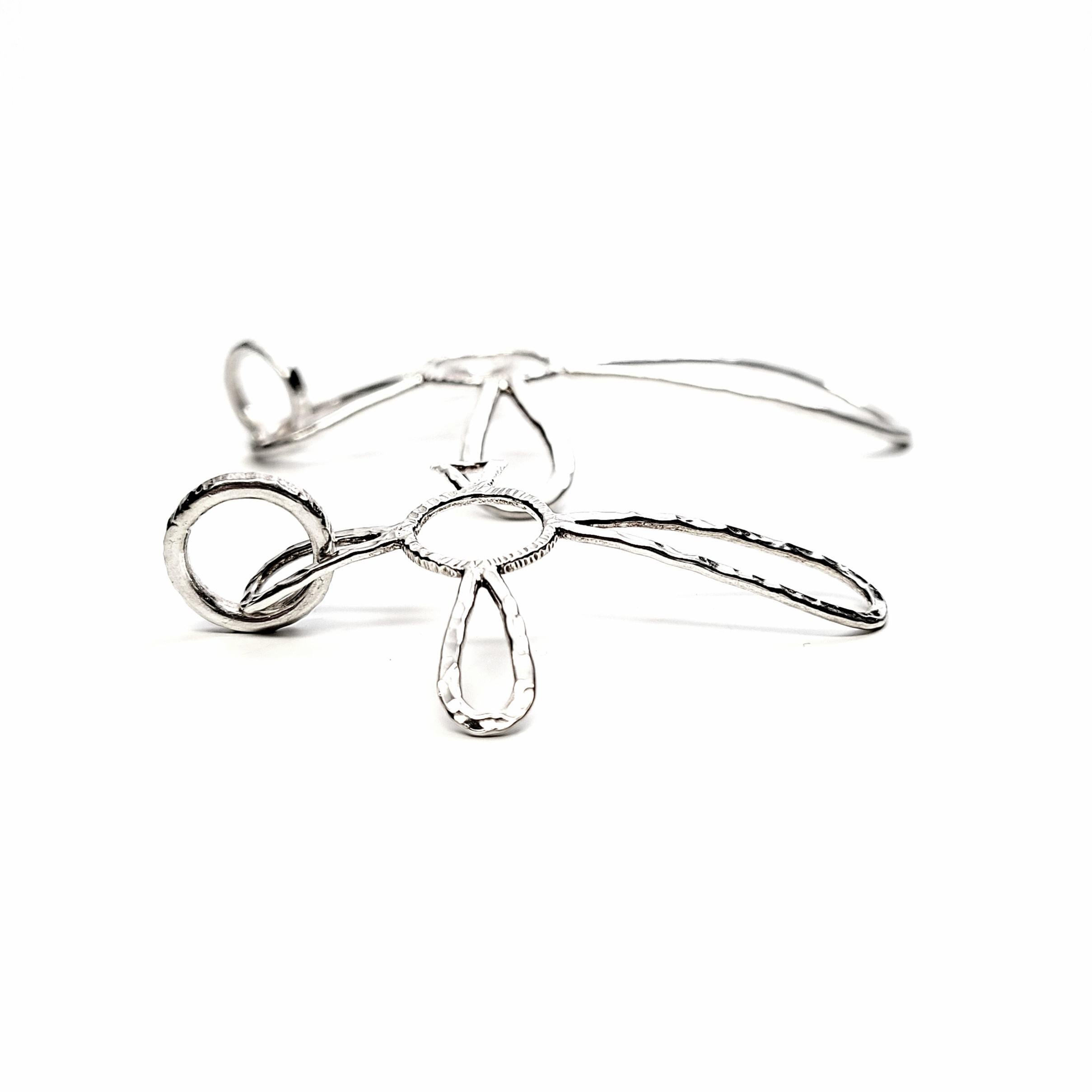 2 Ciondoli a forma di croce modernista in argento sterling martellato con catena in vendita 1