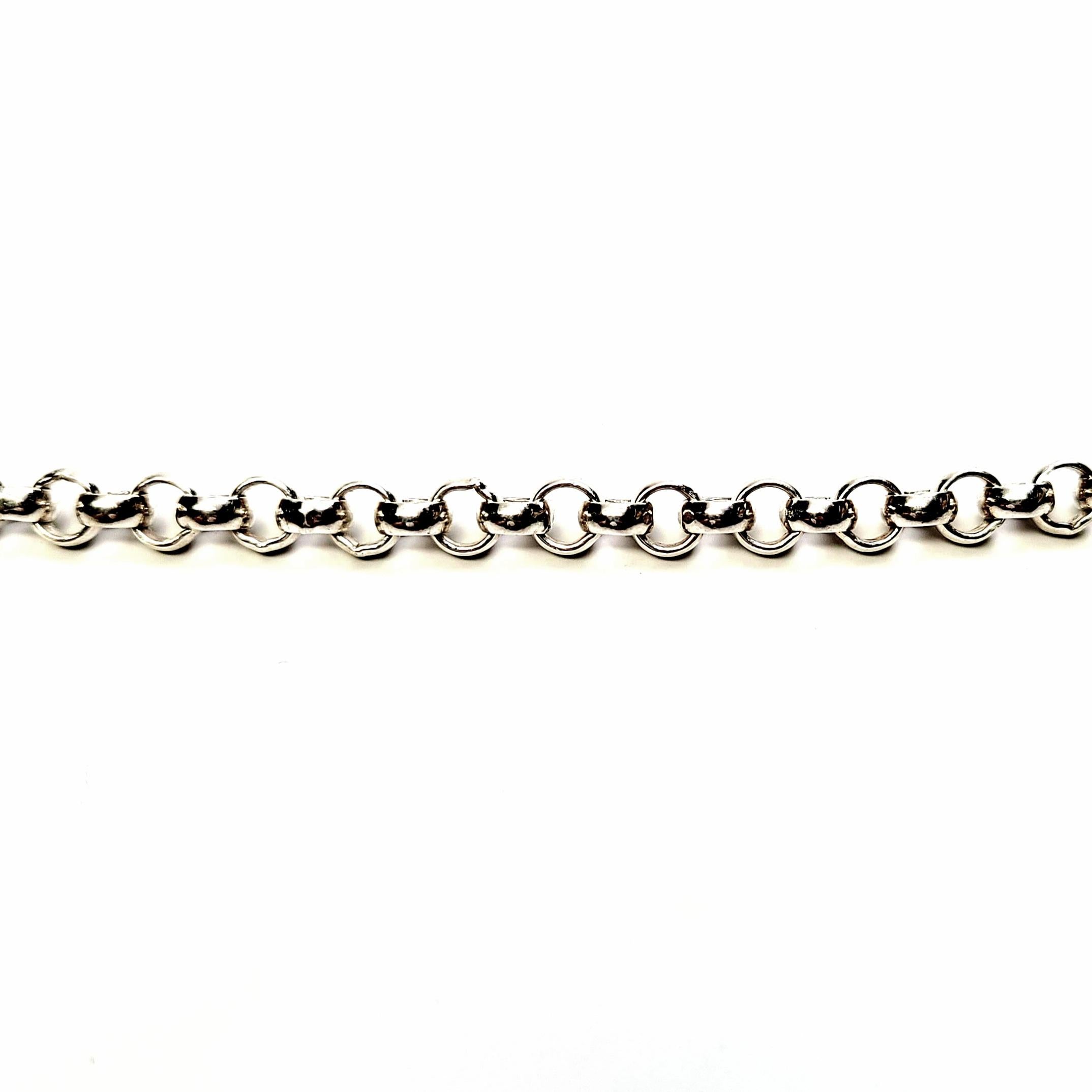 2 Ciondoli a forma di croce modernista in argento sterling martellato con catena in vendita 2