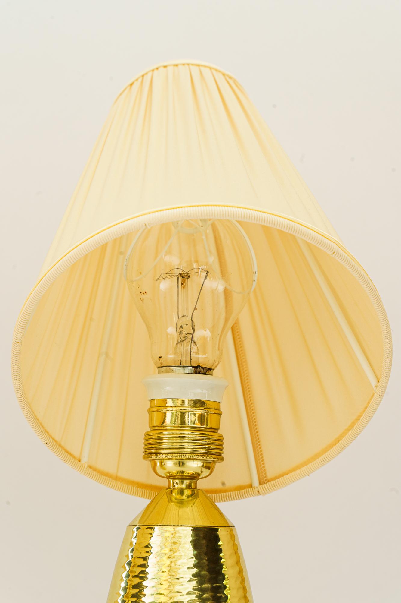 2  gehämmerte tischlampen mit stoffschirmen wien um 1950er  im Zustand „Gut“ im Angebot in Wien, AT