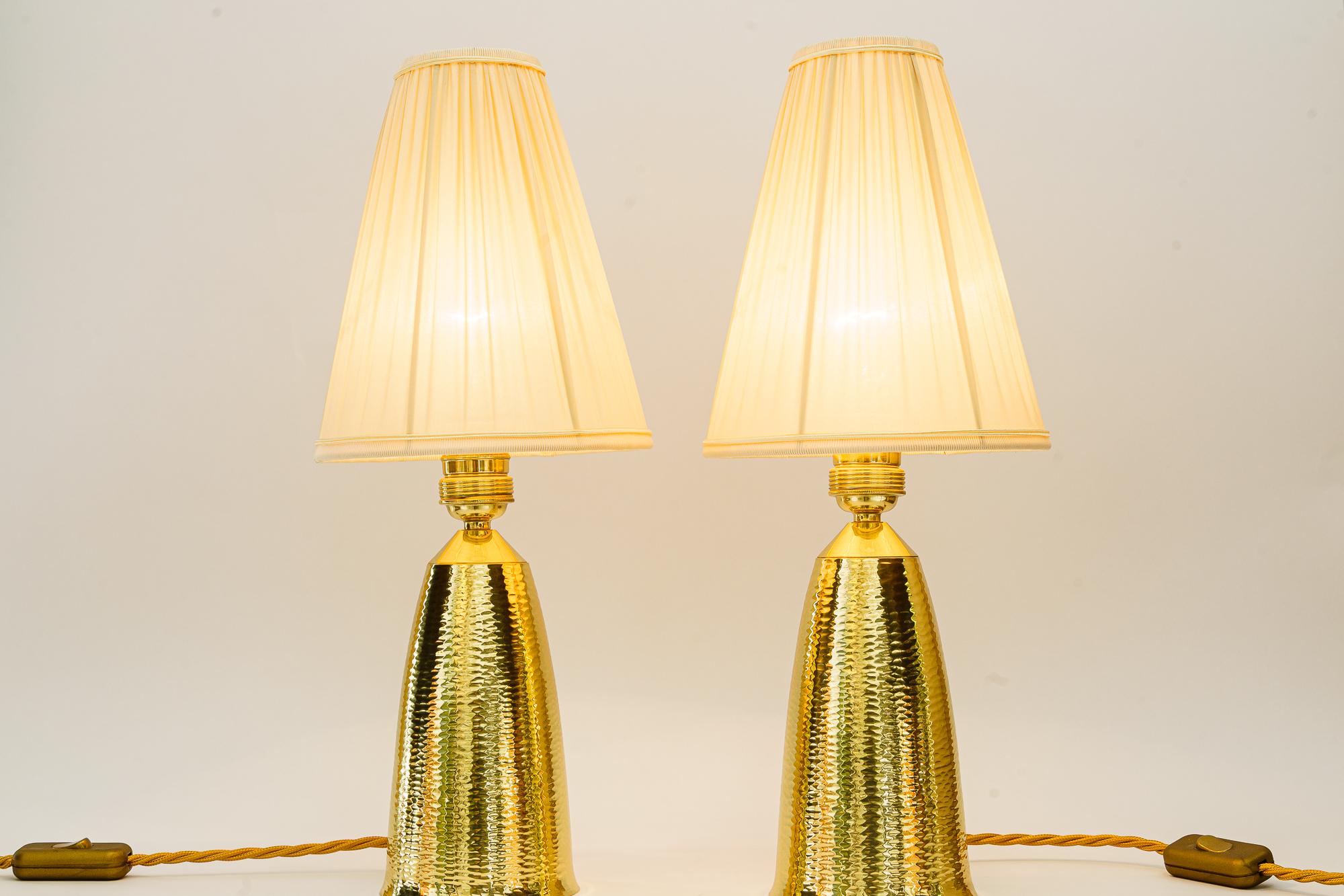 2  gehämmerte tischlampen mit stoffschirmen wien um 1950er  (Mitte des 20. Jahrhunderts) im Angebot