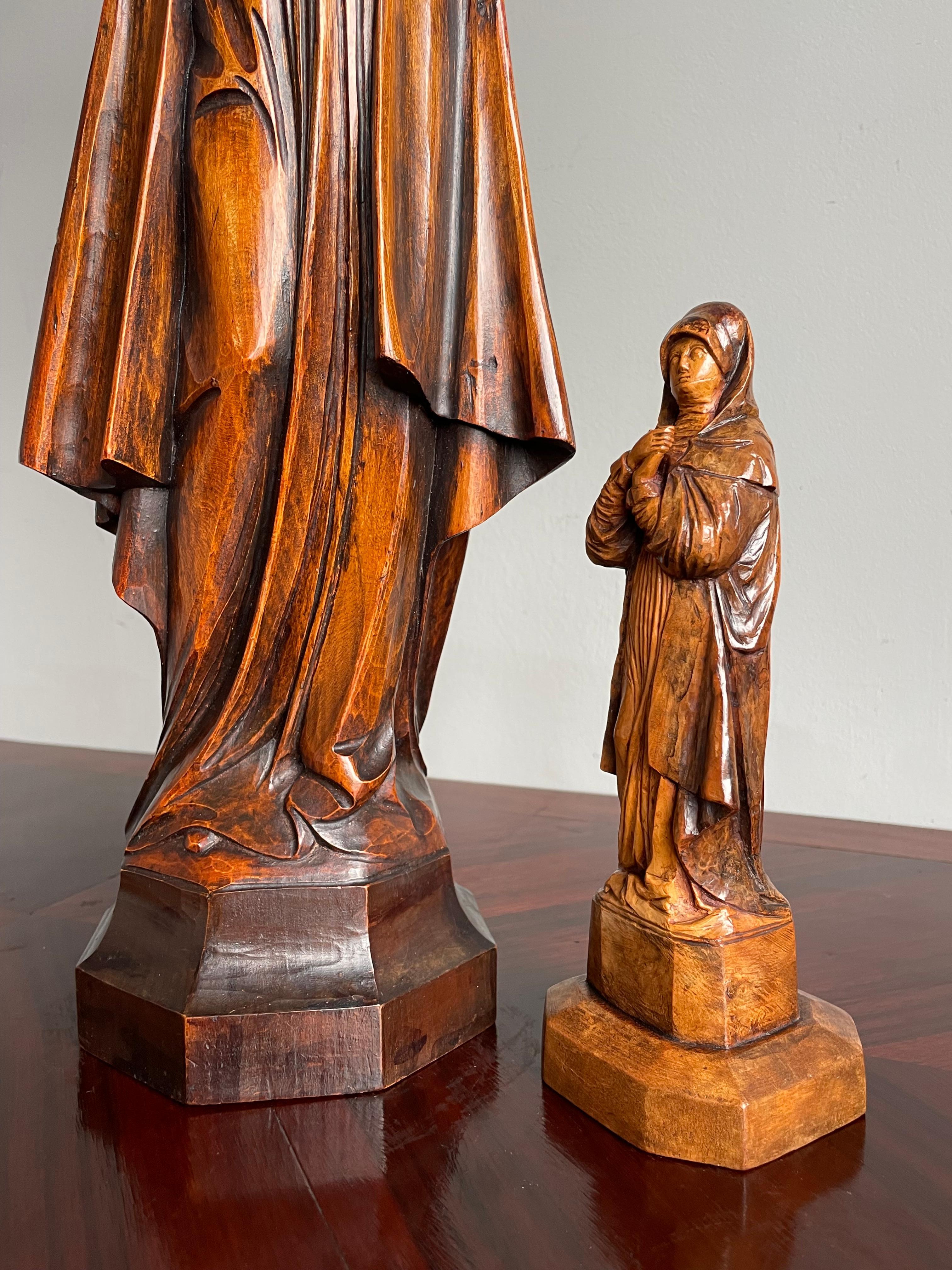 Européen 2 statuettes et sculptures anciennes sculptées à la main de Sainte-Thérèse d'Avila / de Jésus en vente