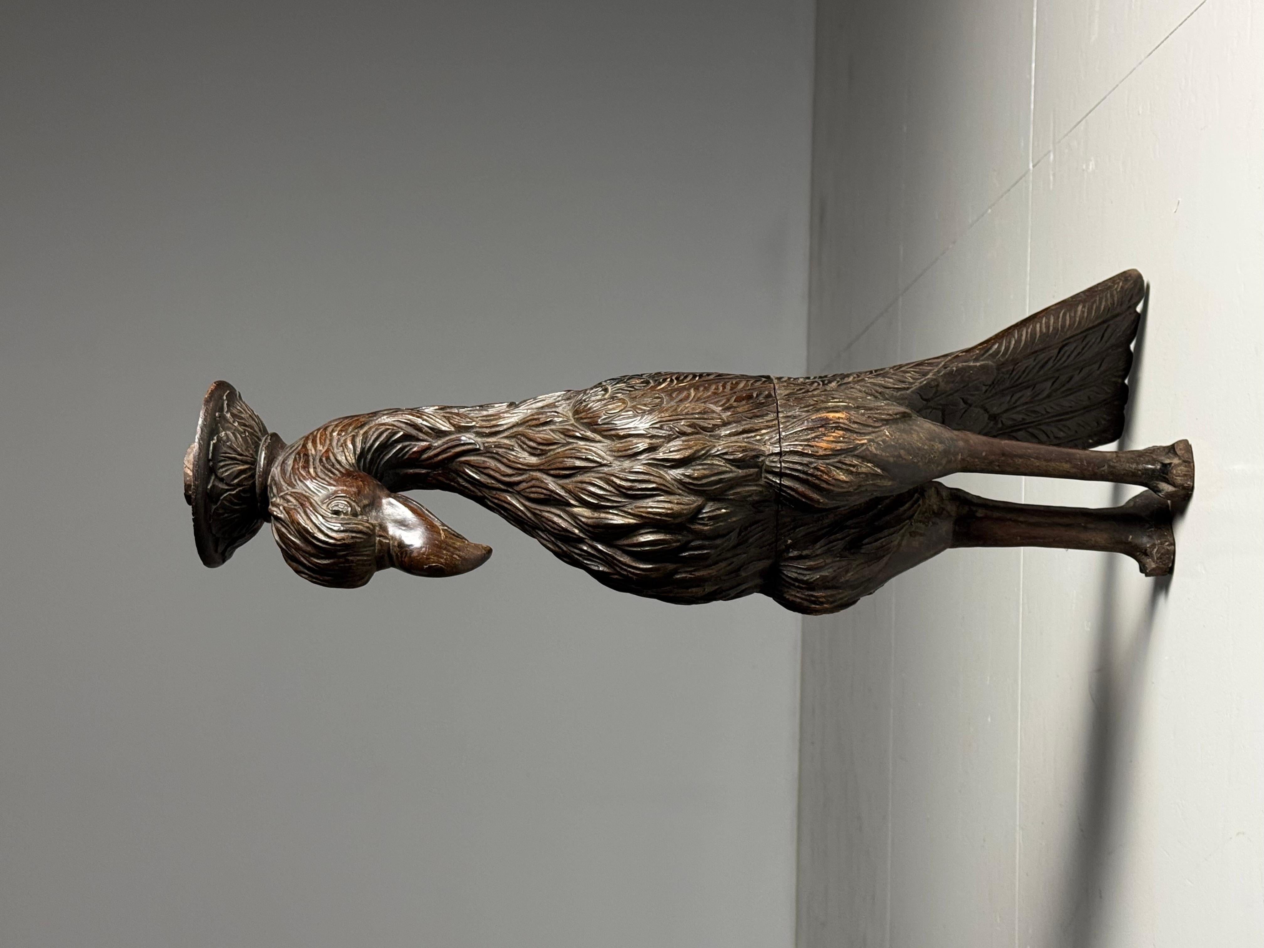 Set di 2 fantastiche sculture di aquila in legno intagliate a mano. Sembrano far parte di un arredo o di un elemento architettonico di una chiesa, ad esempio. Proviene dalla Francia, all'inizio del XIX secolo o alla fine del XVIII. Artigli sulle