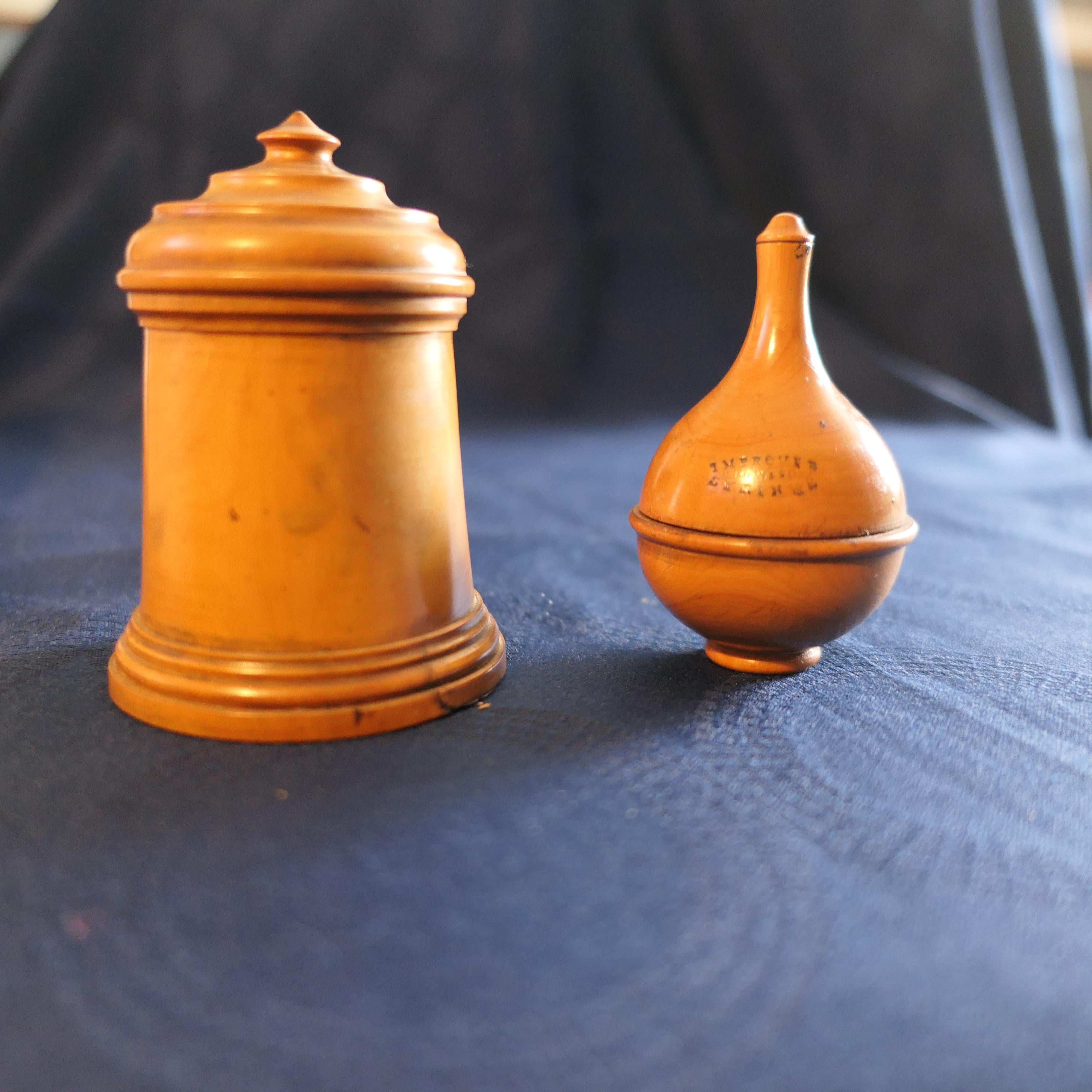 2 Contenitori per farmacia Hand Made del XIX secolo in legno di sicomoro 

Realizzati nel XIX secolo, abilmente torniti dal sicomoro, questi superbi pezzi venivano utilizzati dai farmacisti: uno è un portabottiglie, l'altro è una siringa di Maw e