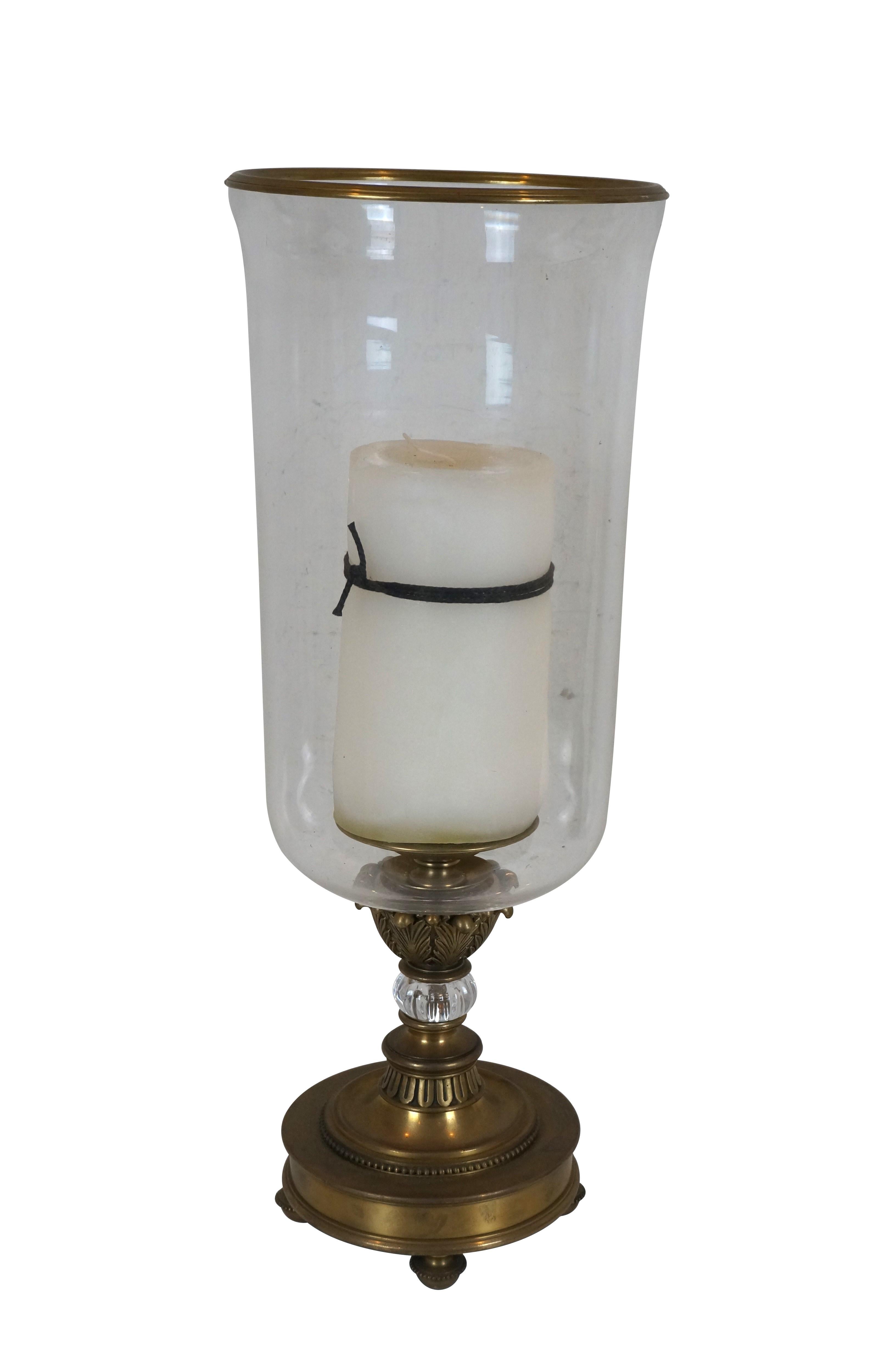 Coppia di portacandele a uragano della fine del XX secolo della Decorative Crafts Inc. Portacandele a Uragano. Realizzato in ottone con base rotonda, centro con cristalli, gambo con foglie d'acanto e grandi uragani in vetro con tappi in ottone. 