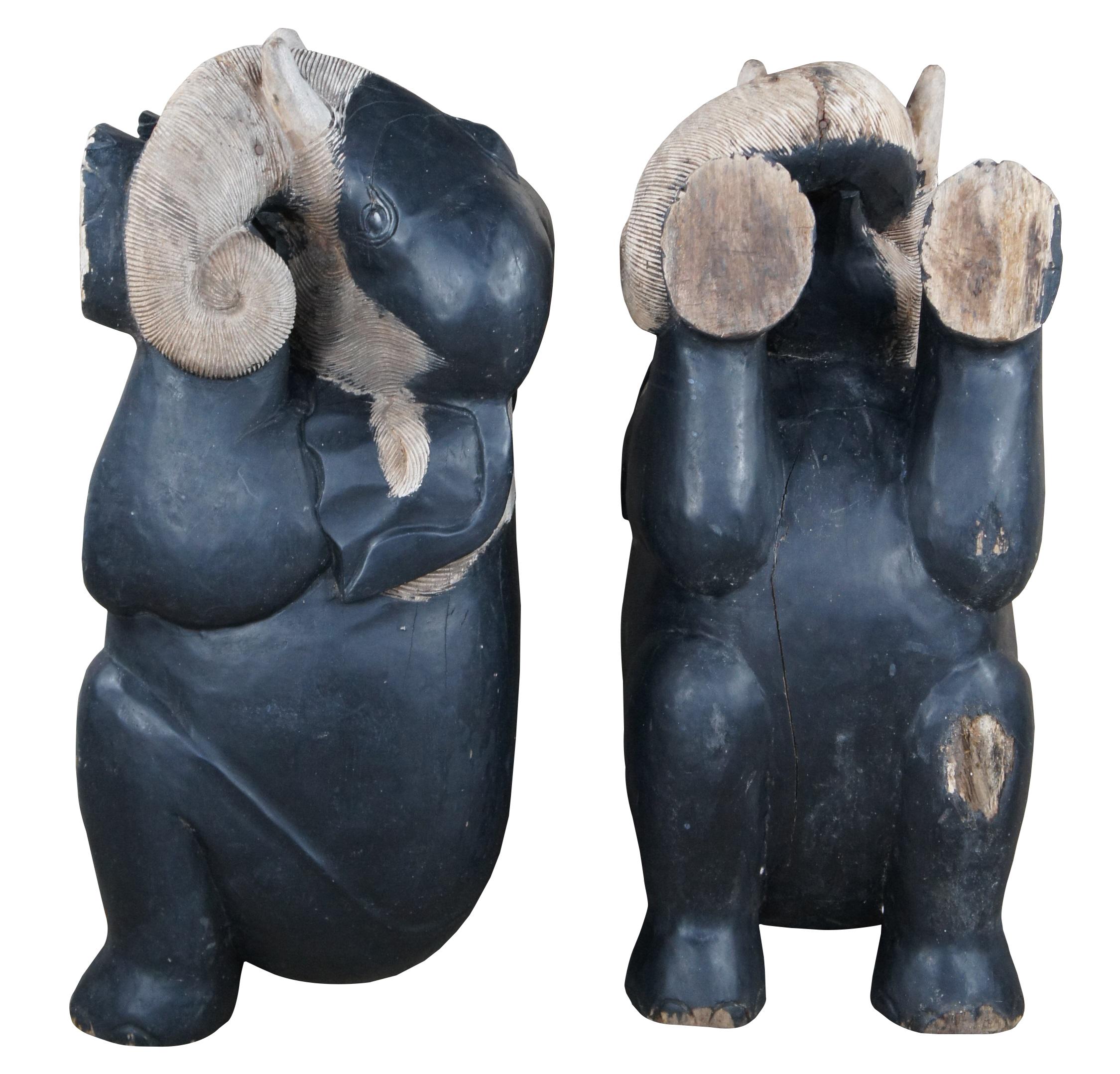 Ébénisé 2 statues de gardiens d'éléphants indonésiens vintage en bois de teck sculpté, fabriquées à la main