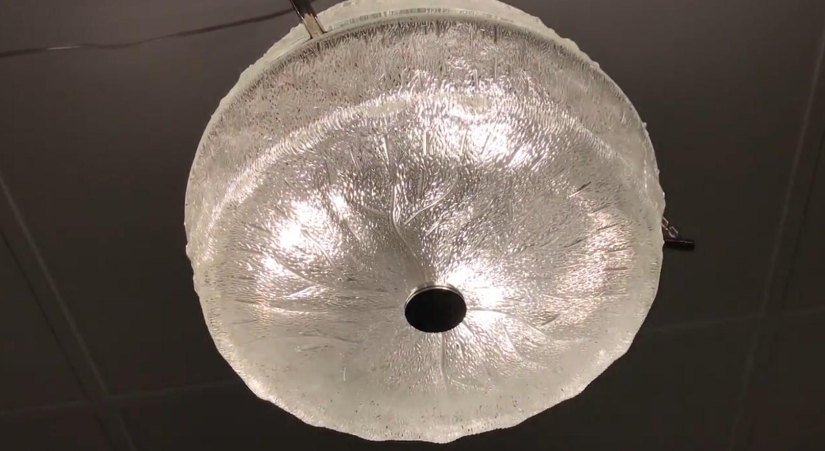 Milieu du XXe siècle 2 lampes à suspension en cristal, 1950 en vente