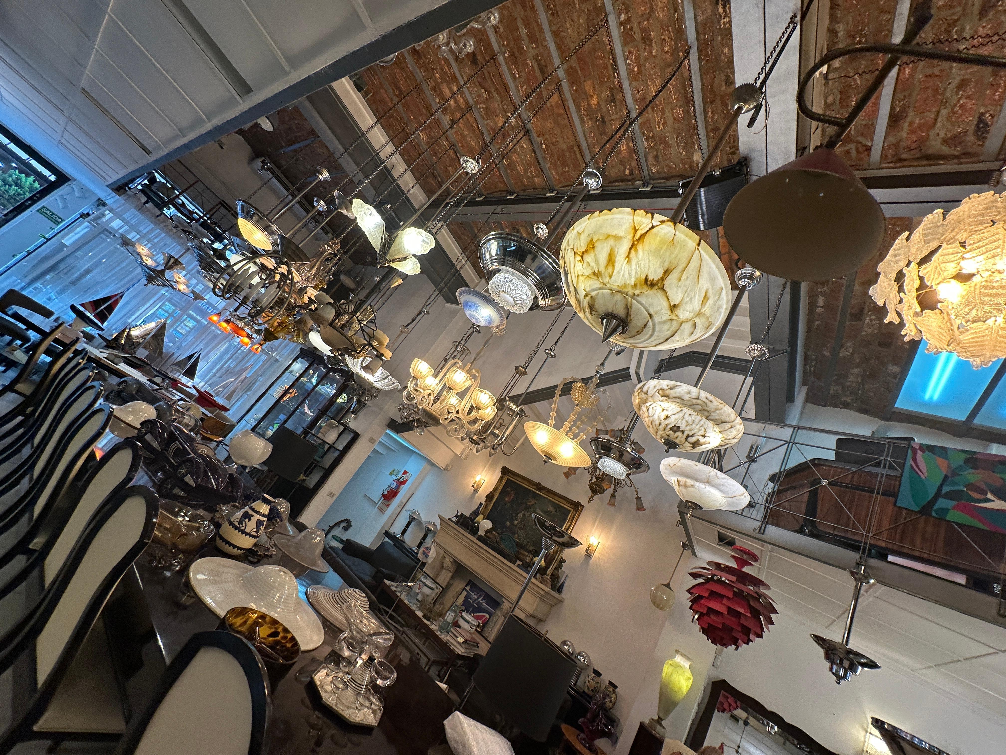 2 lampes à suspension en cristal et chrome, 1950 en vente 9
