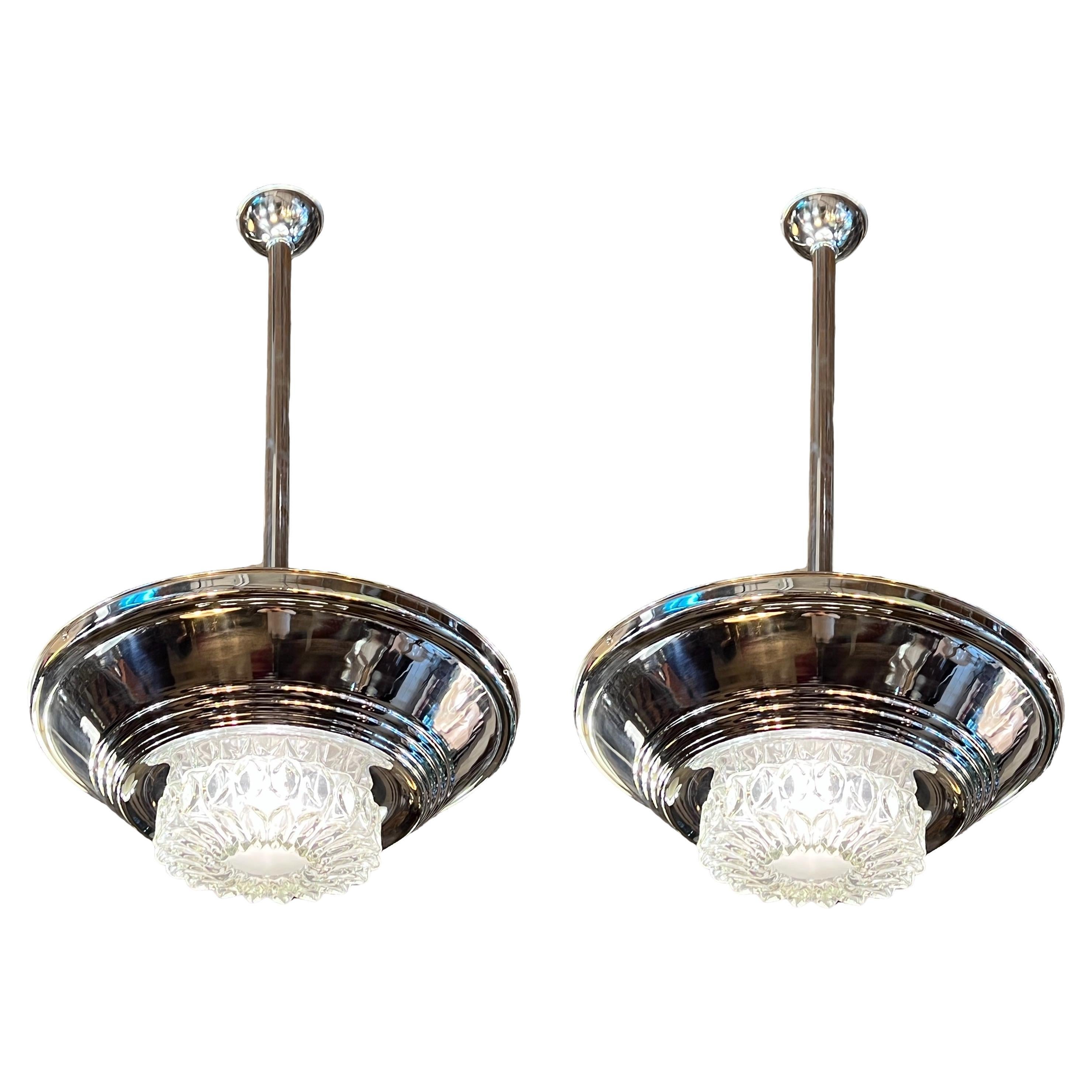 2 lampes à suspension en cristal et chrome, 1950