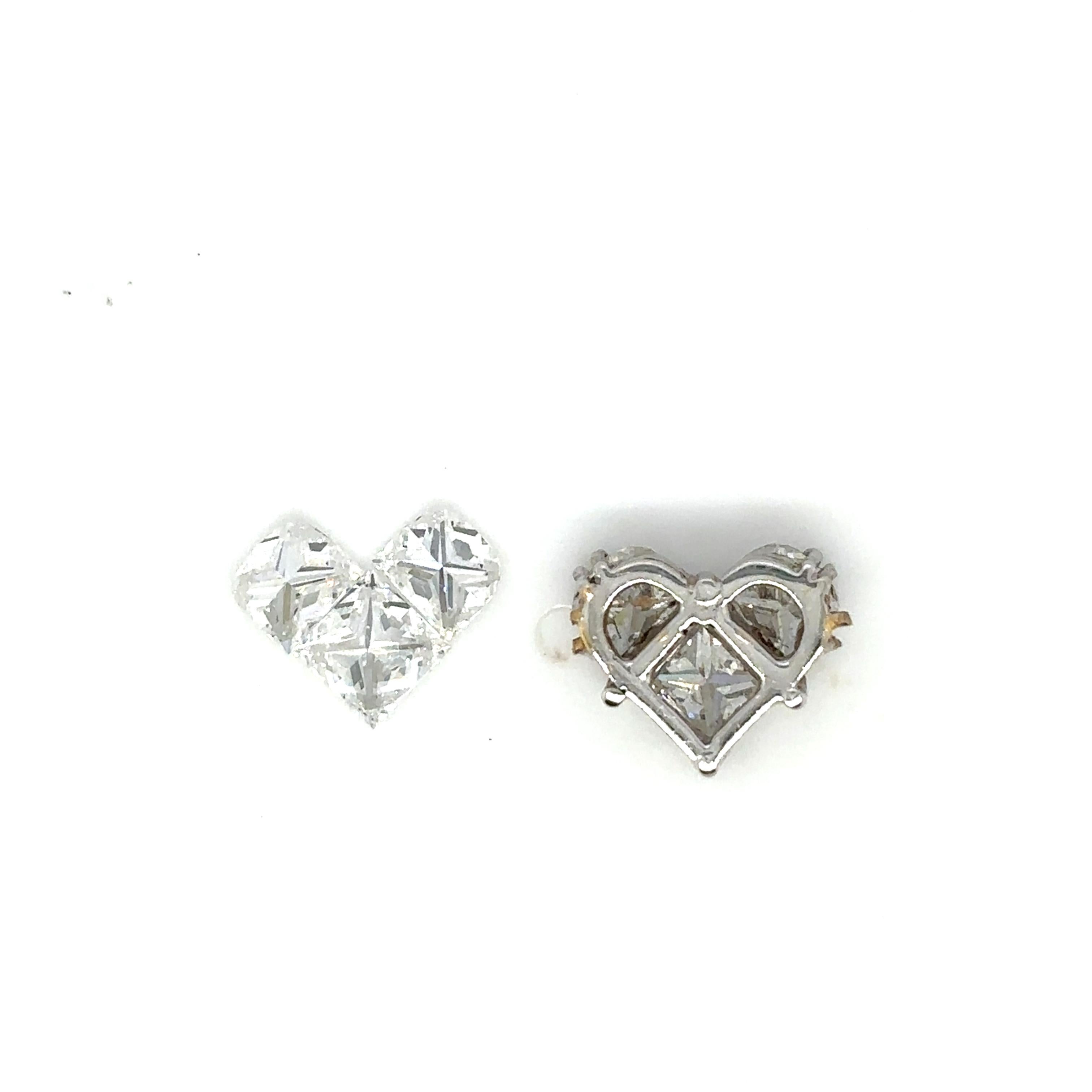 Questa affascinante coppia di diamanti taglio torta a forma di cuore, per un totale di 2,13 carati, è un mix perfetto di arte e brillantezza. 

Ogni diamante presenta un design unico con taglio a torta, estratto dalle stimate regioni ricche di