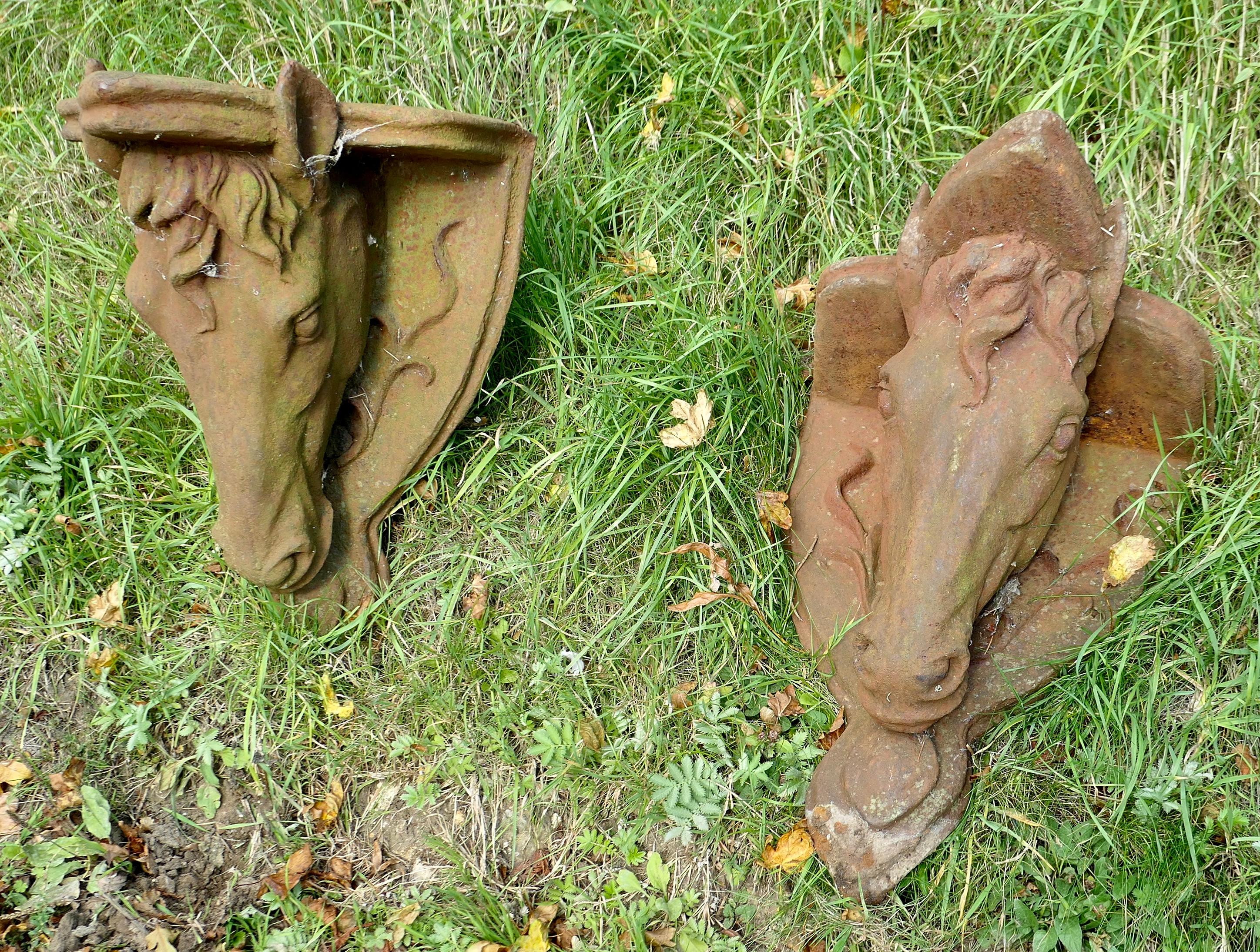 2 schwere gusseiserne Pferdeköpfe als Wandhalterung

Die Statuen bestehen aus einem skulptierten Pferdekopf, der einen flachen Bügel an der Spitze trägt.
Es gibt 2 dieser großartigen Stücke, sie müssen an die Wand gehängt werden und sie sind in