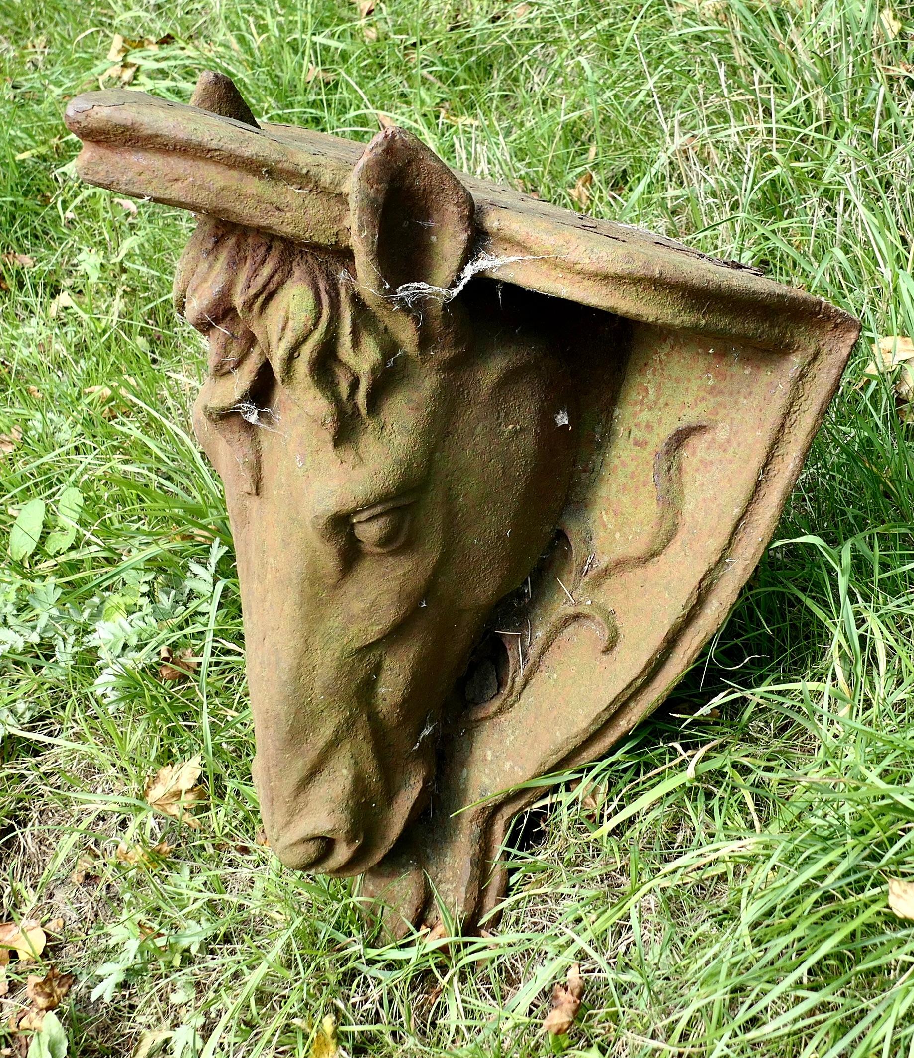 2 schwere gusseiserne Pferdeköpfe als Wandhalterung im Angebot 1