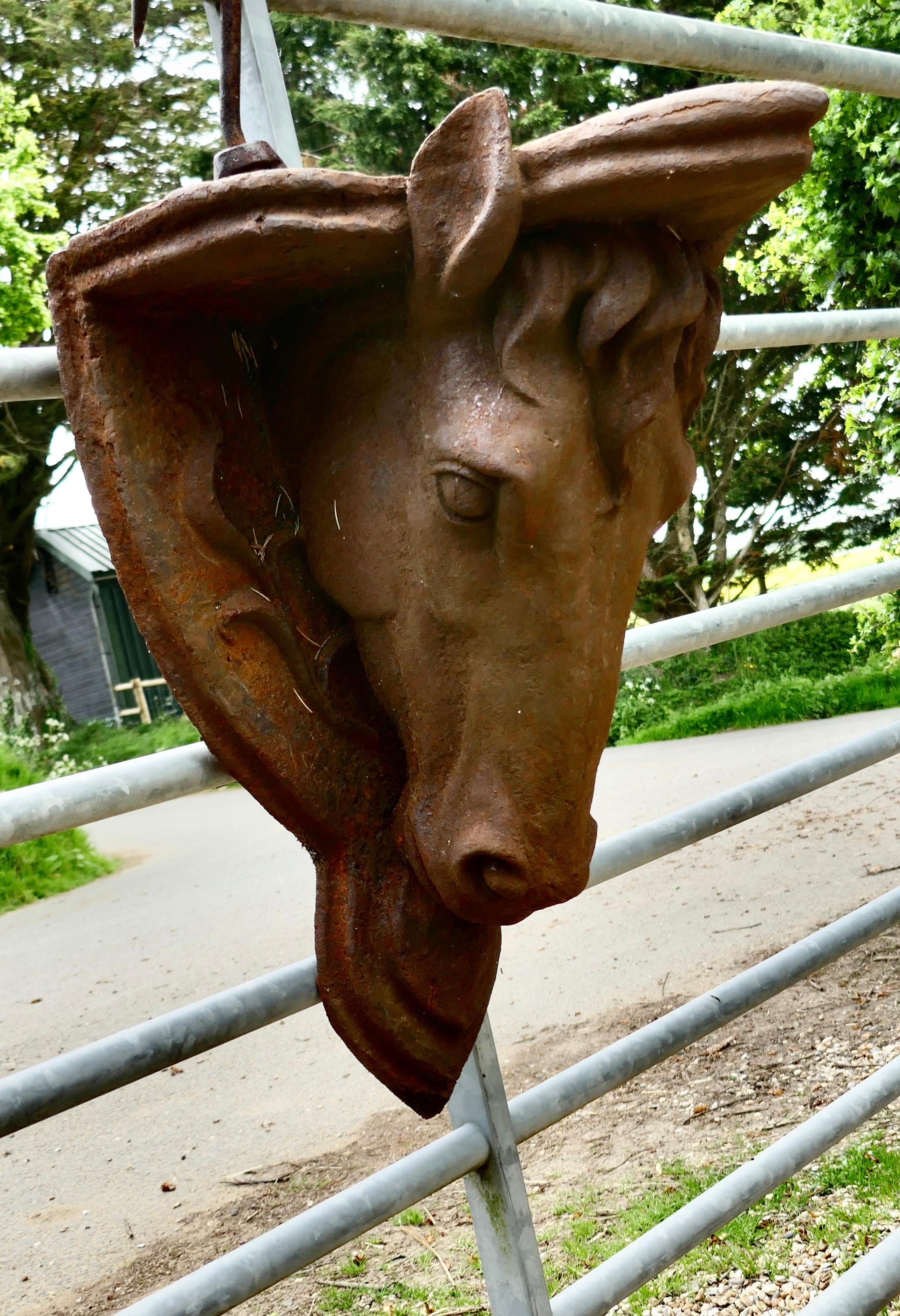 2 schwere gusseiserne Pferdekopf-Wandhalterungen

Die Statuen bestehen aus einem skulptierten Pferdekopf, der oben einen Bügel trägt
Es gibt 2 dieser großartigen Stücke, sie müssen an die Wand gehängt werden, sie sind in gutem, leicht rostig