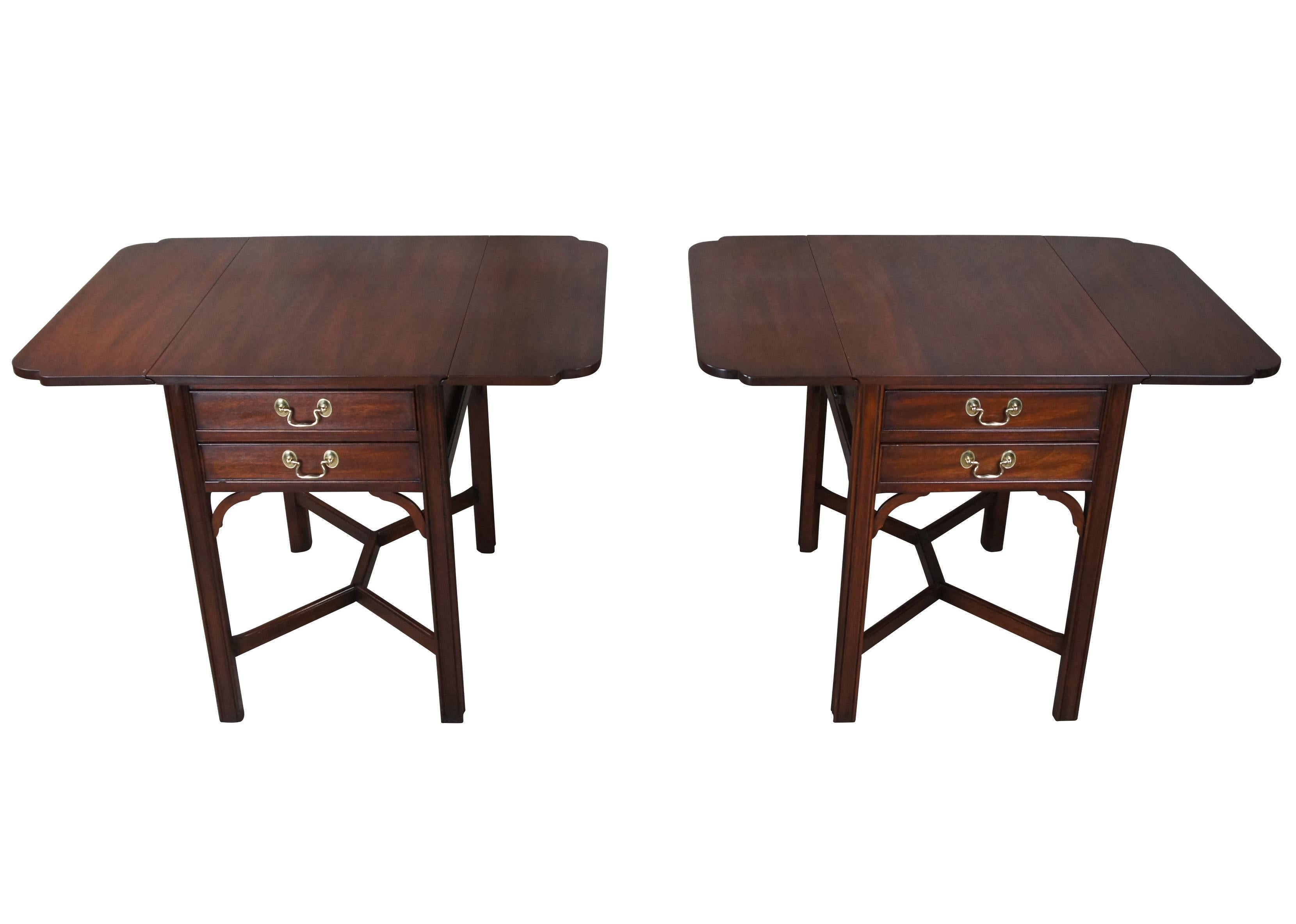 2 Henkel Harris Chippendale Mahogany Pembroke Drop Leaf Side Tables Nightstands In Good Condition In Dayton, OH