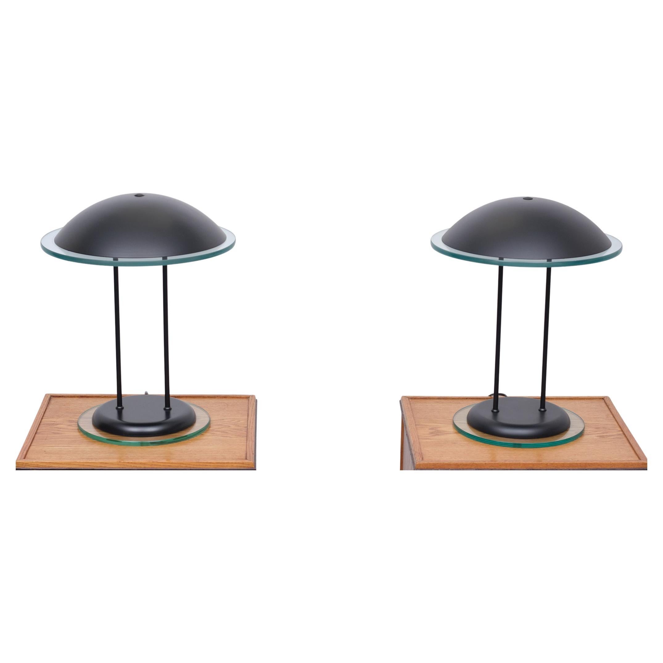 2 very nice post modern Halogen Table lamps. Black metal base, comes 
with Thick Greenish Glass. Bon état.