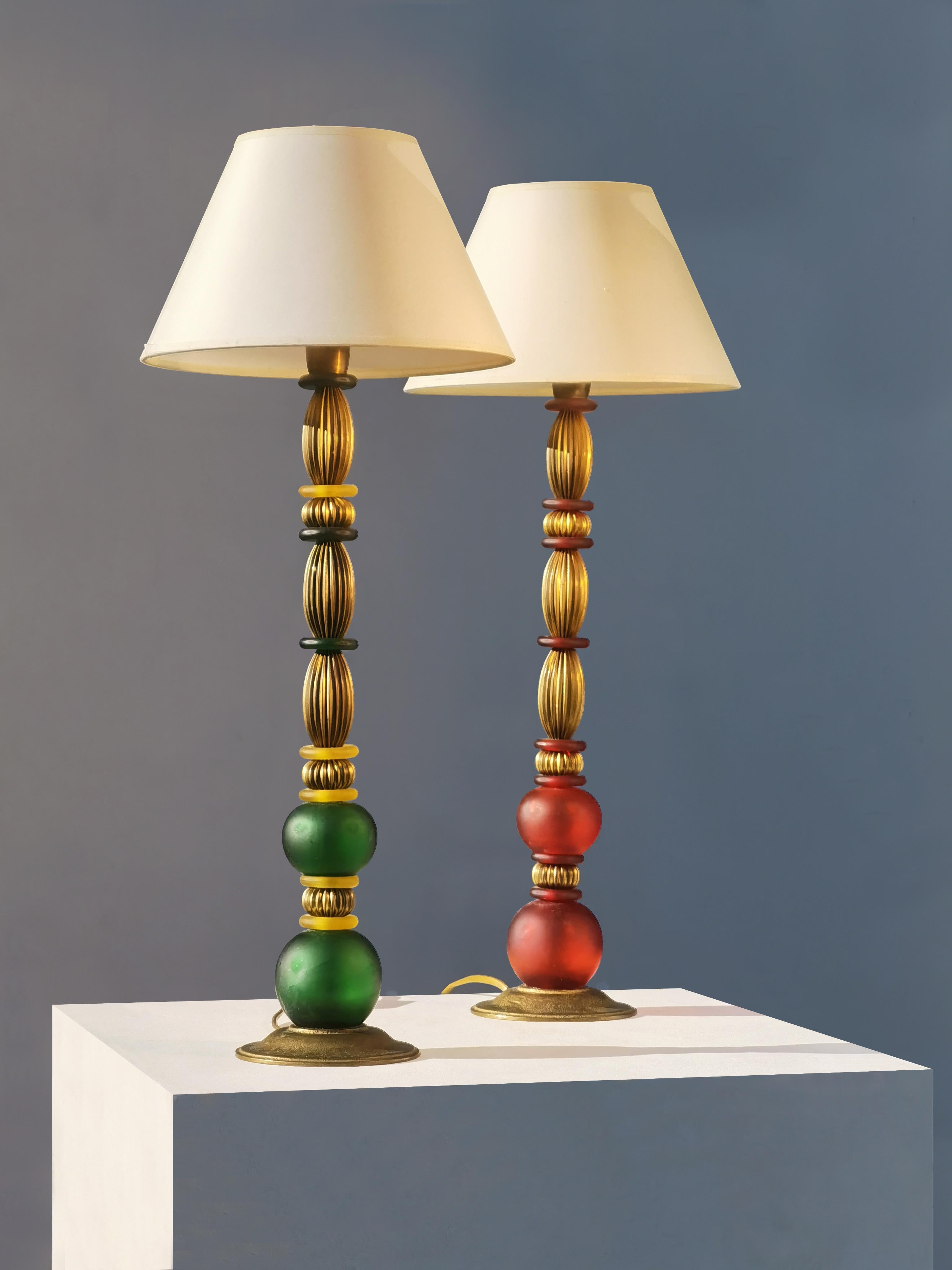 Un alto y elegante par de lámparas de mesa 