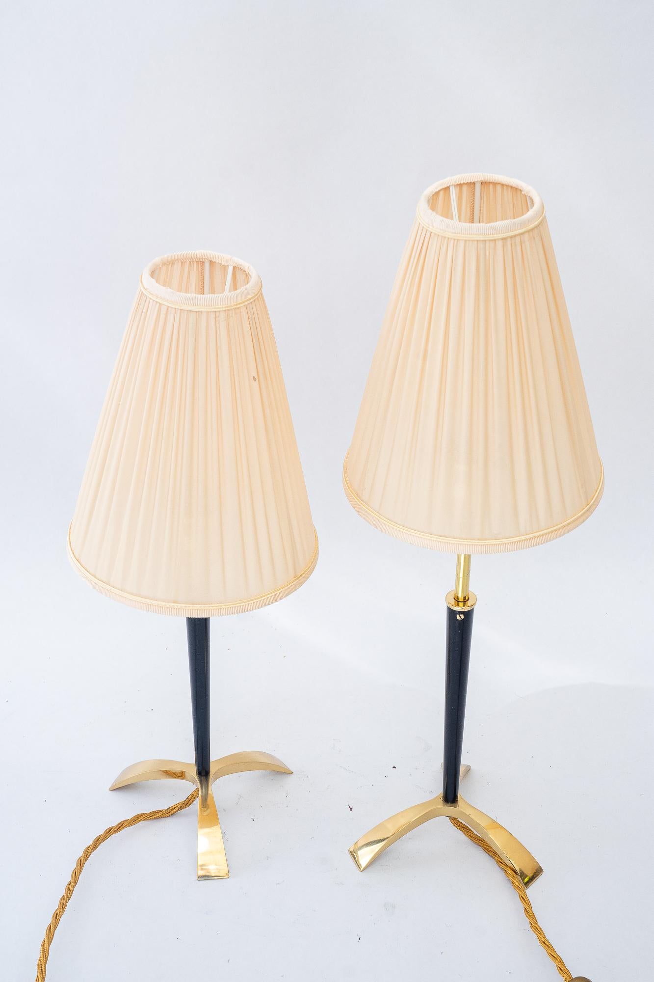 2 lámparas de mesa J.T. Kalmar regulables en altura con pantallas de tela viena años 50 aproximadamente
Latón pulido y esmaltado al horno
La pantalla de tela se sustituye ( nueva )
La altura es ajustable de 46 cm a 55 cm