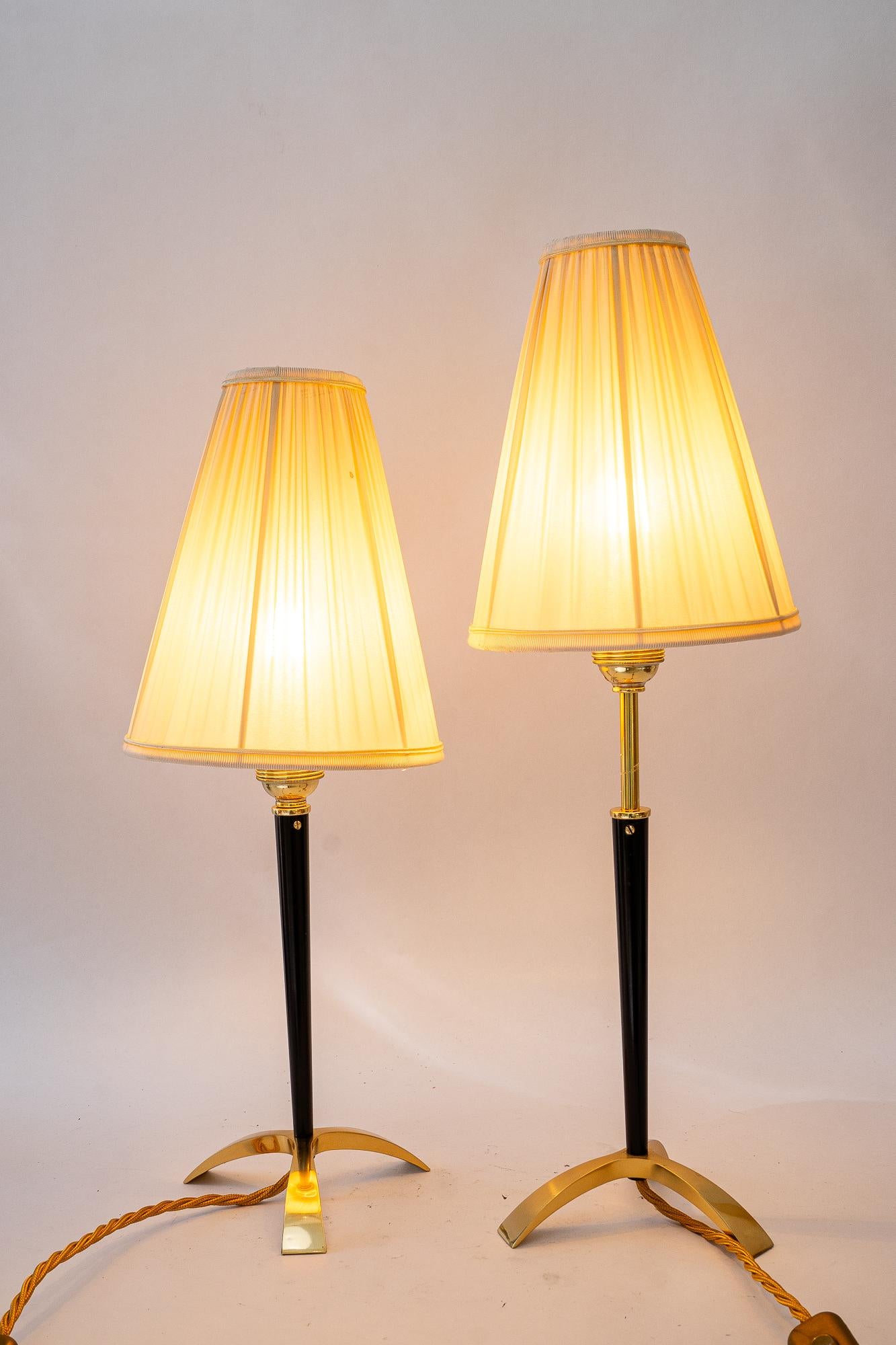 2 lámparas de mesa J.T. Kalmar regulables en altura con pantallas de tela viena años 50 aproximadamente Latón en venta