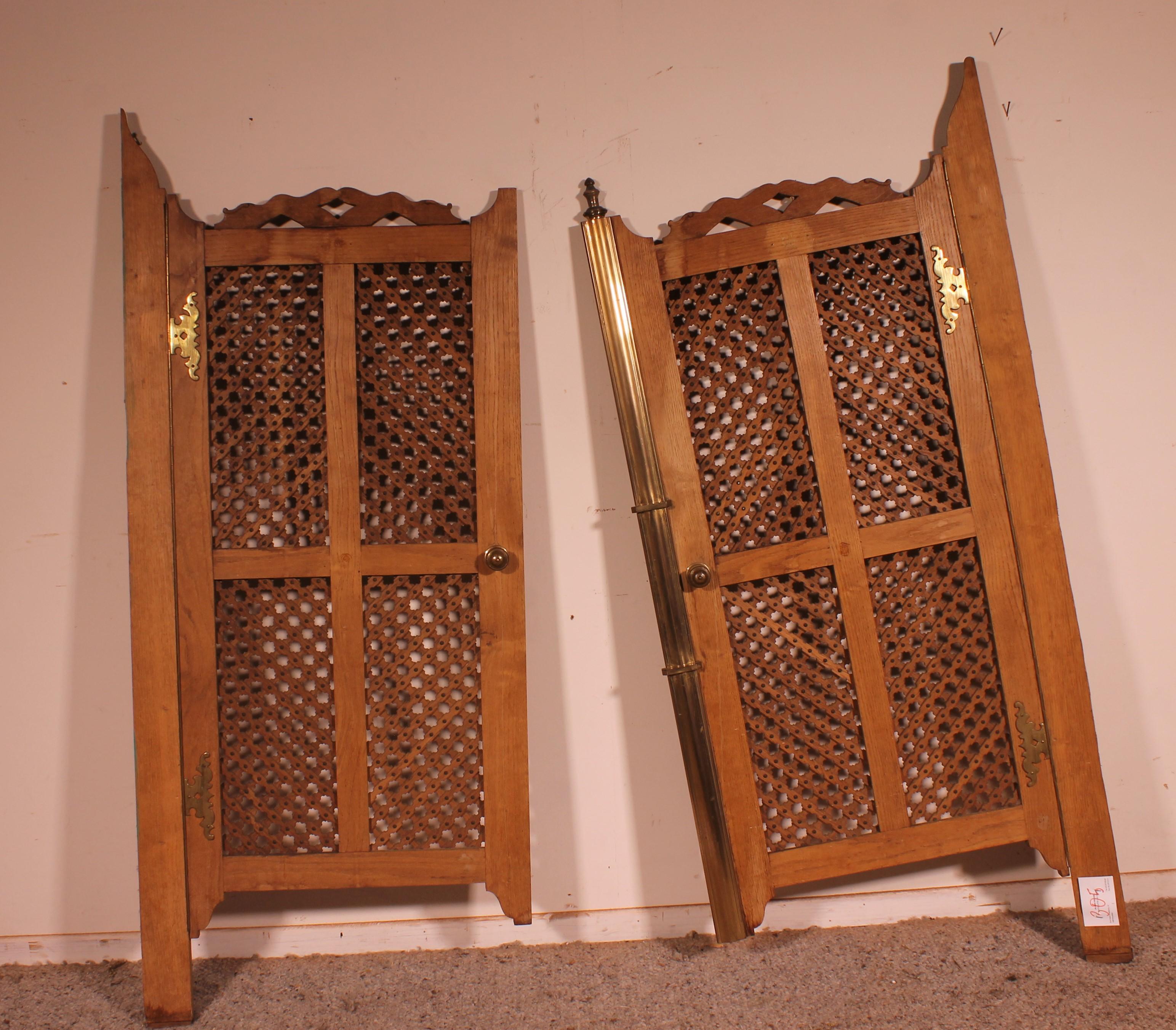 Magnificent pair of oak hining doors (saloon doors) from the 19th century Hispano Moorish style
The doors have a lock so it's possible to lock the doors.

dimensions: height of the two upright 1m50
width of the doors excluding the upright