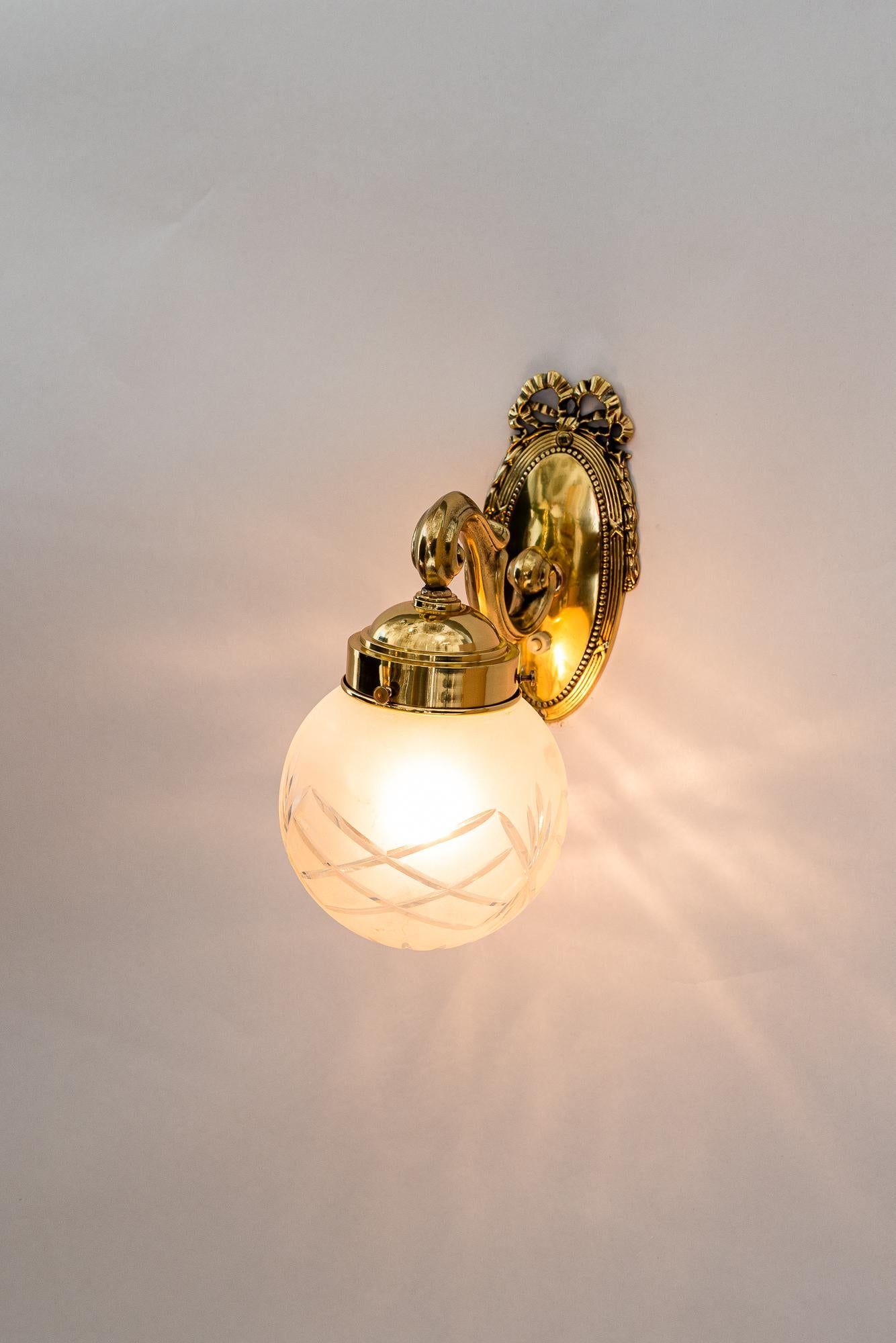 2 lampes murales historiques avec abat-jour en verre taillé vienne vers 1890 en vente 3