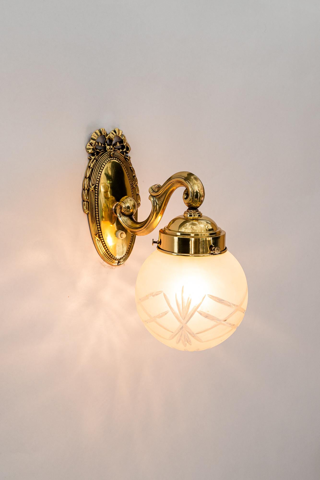 2 lampes murales historiques avec abat-jour en verre taillé vienne vers 1890 en vente 4