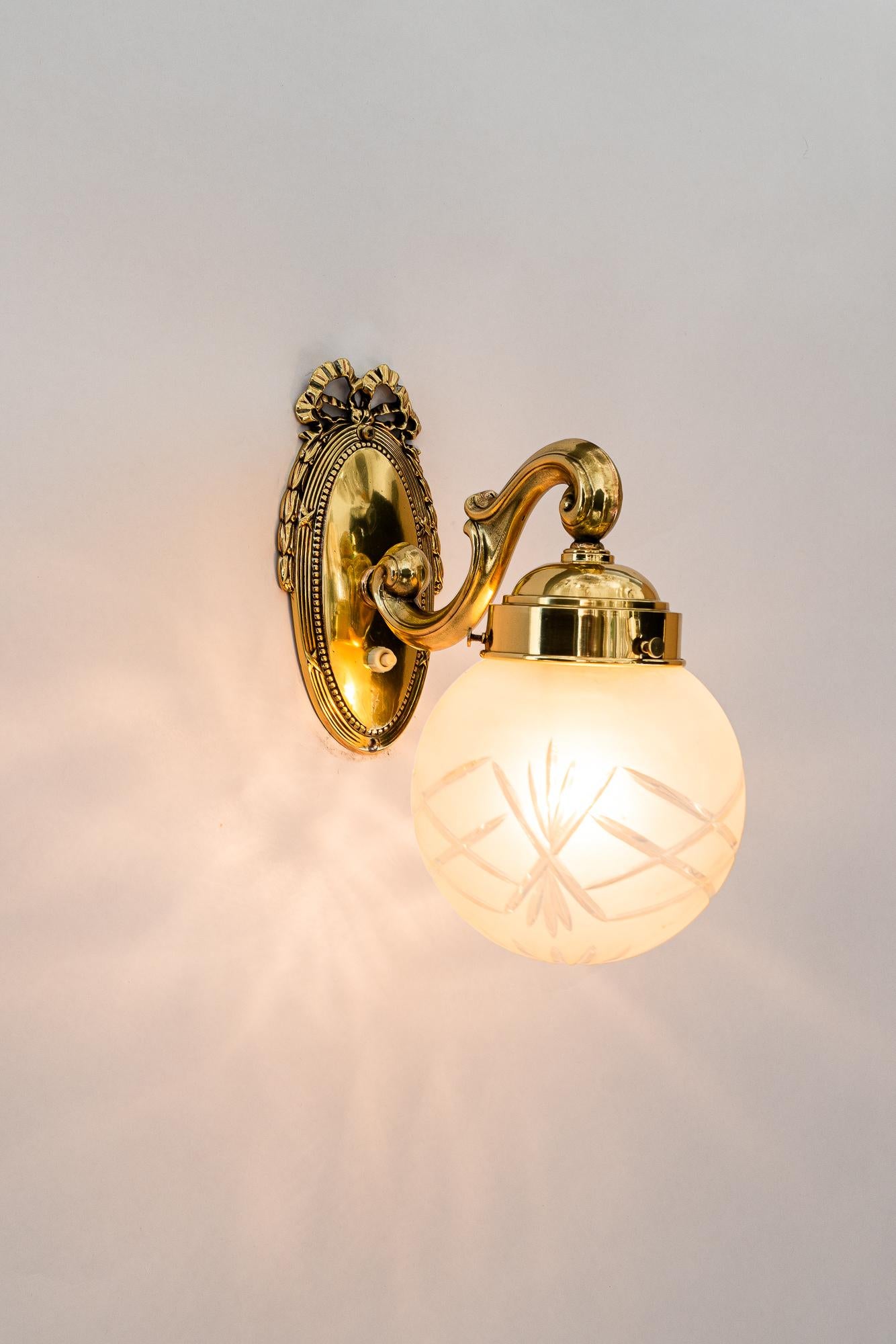 2 lampes murales historiques avec abat-jour en verre taillé vienne vers 1890 en vente 5