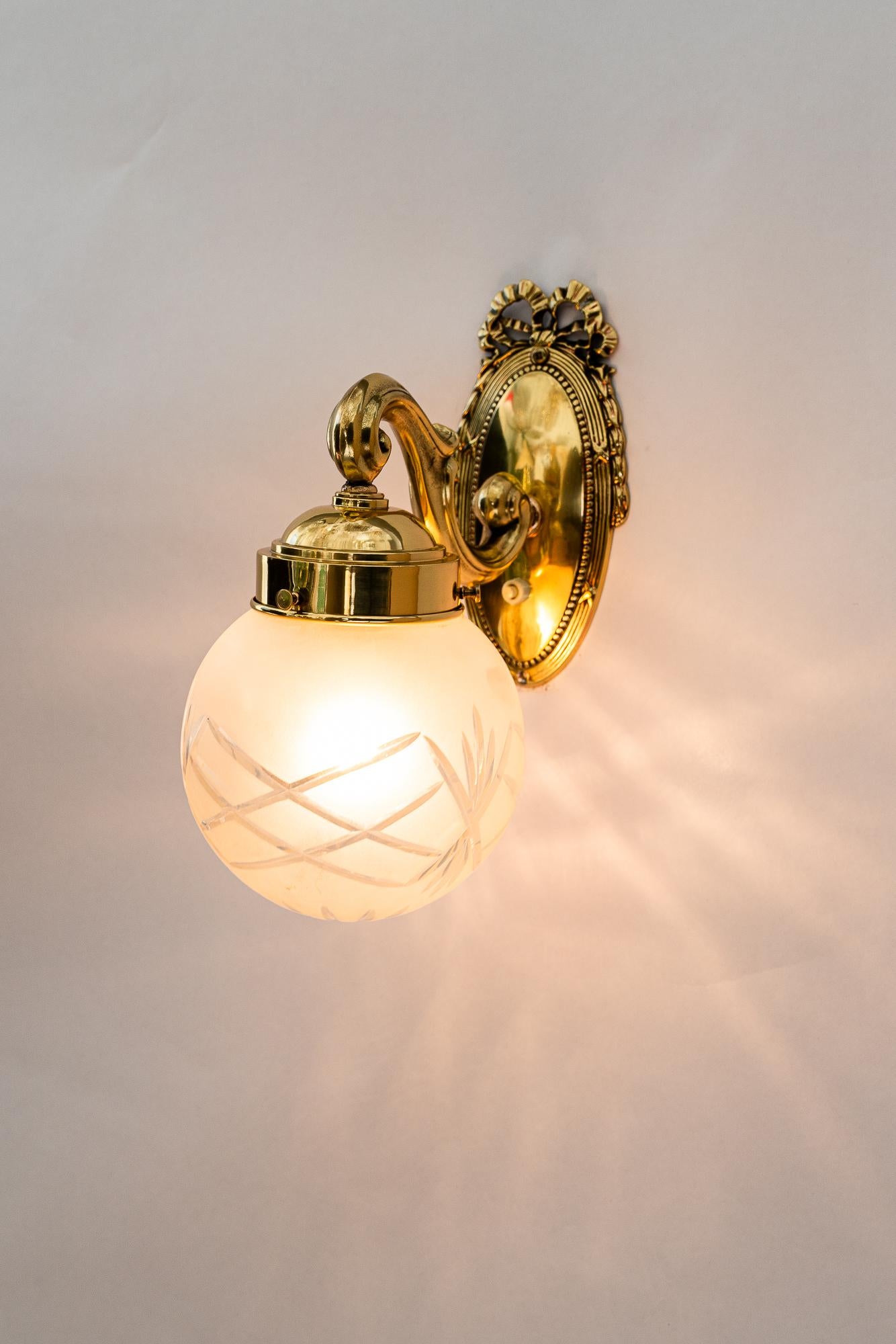 2 lampes murales historiques avec abat-jour en verre taillé vienne vers 1890 en vente 6