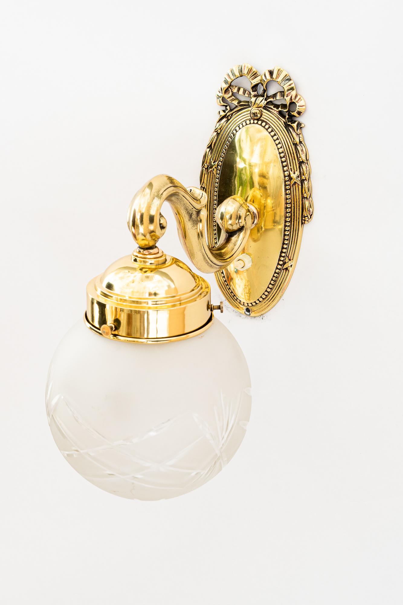 2 lampes murales historiques avec abat-jour en verre taillé vienne vers 1890 Bon état - En vente à Wien, AT