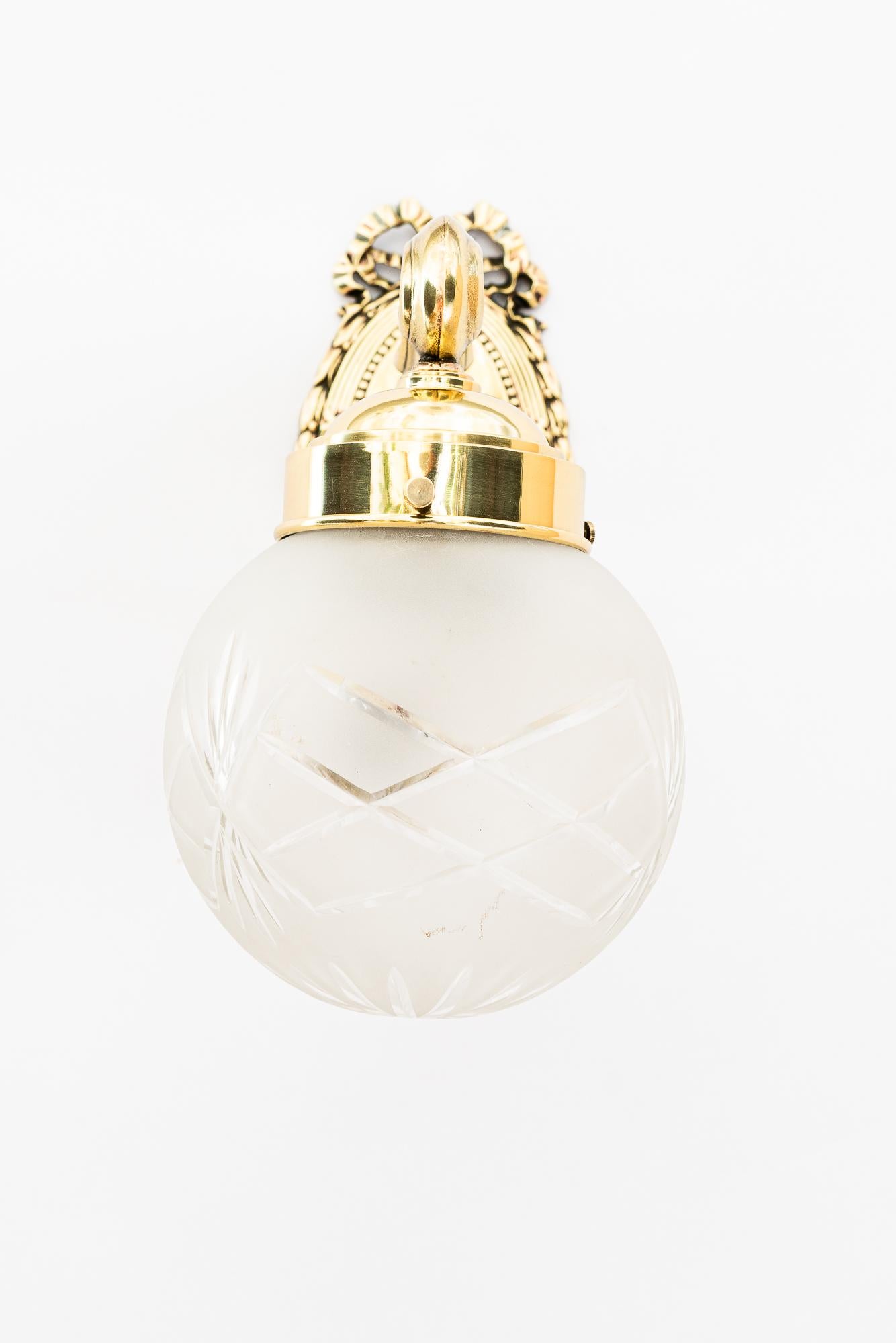 Fin du XIXe siècle 2 lampes murales historiques avec abat-jour en verre taillé vienne vers 1890 en vente