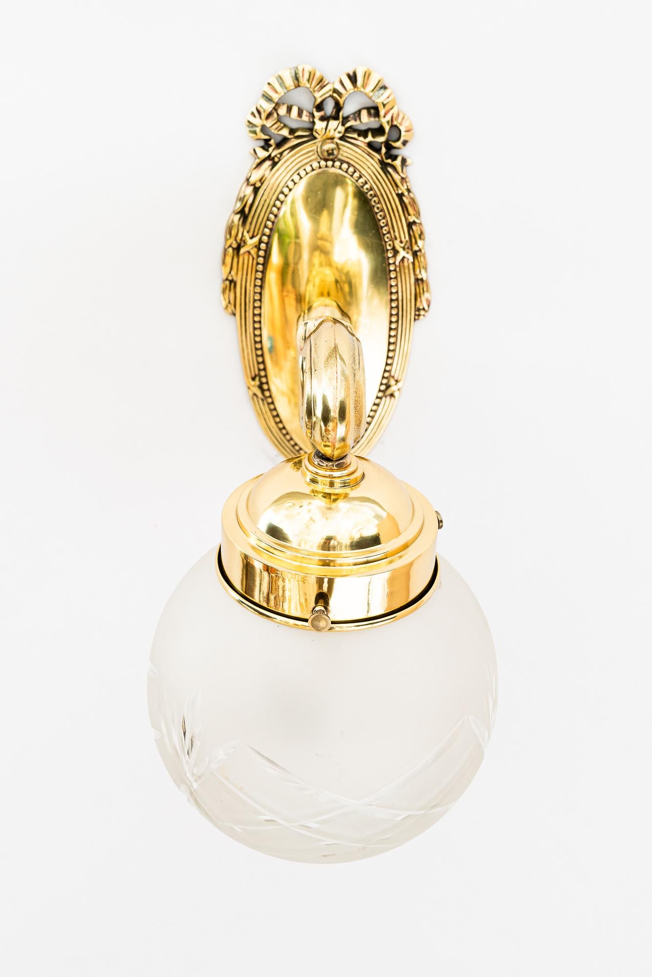 Laiton 2 lampes murales historiques avec abat-jour en verre taillé vienne vers 1890 en vente