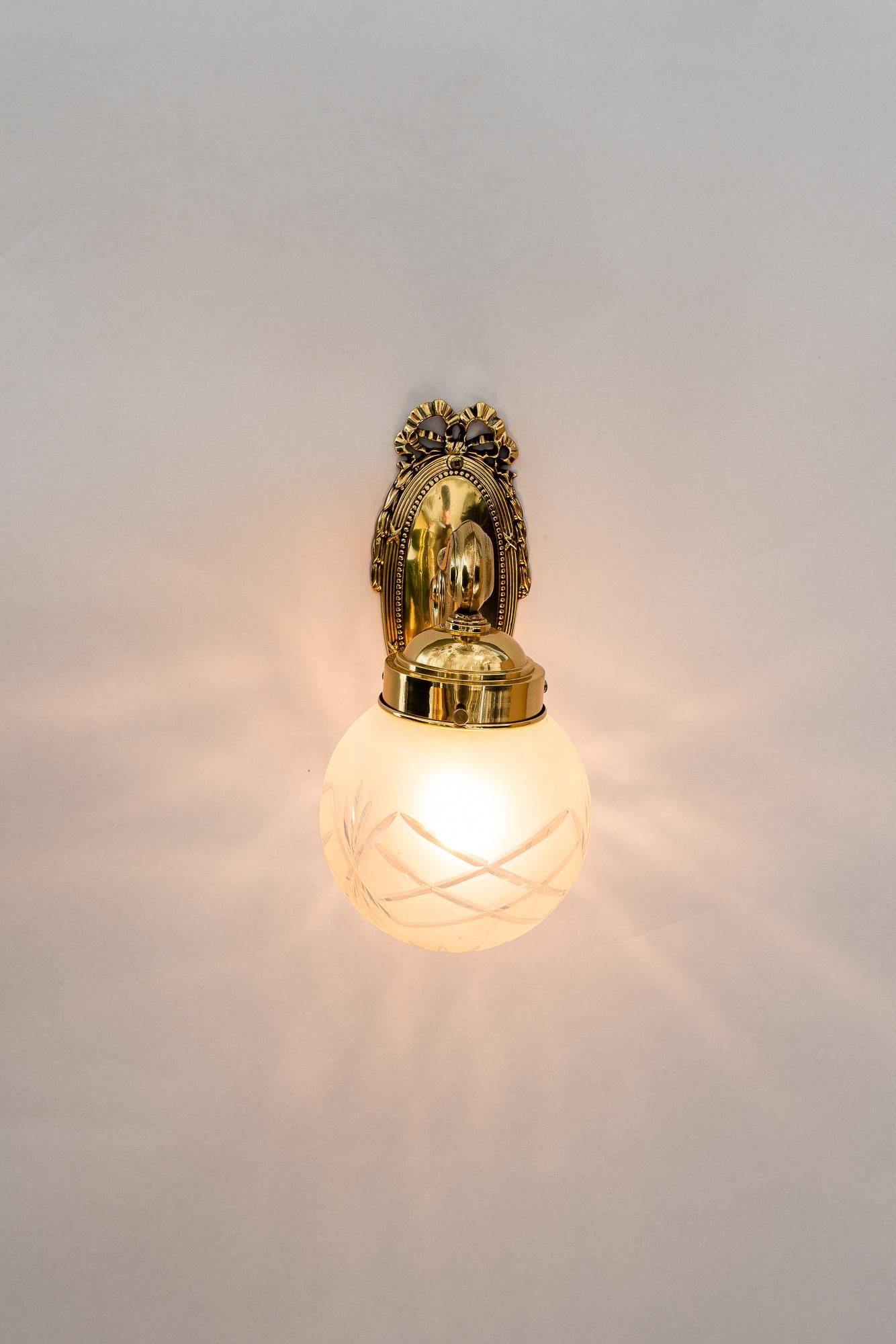 2 lampes murales historiques avec abat-jour en verre taillé vienne vers 1890 en vente 2