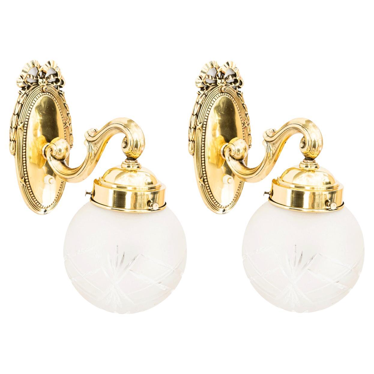 2 lampes murales historiques avec abat-jour en verre taillé vienne vers 1890