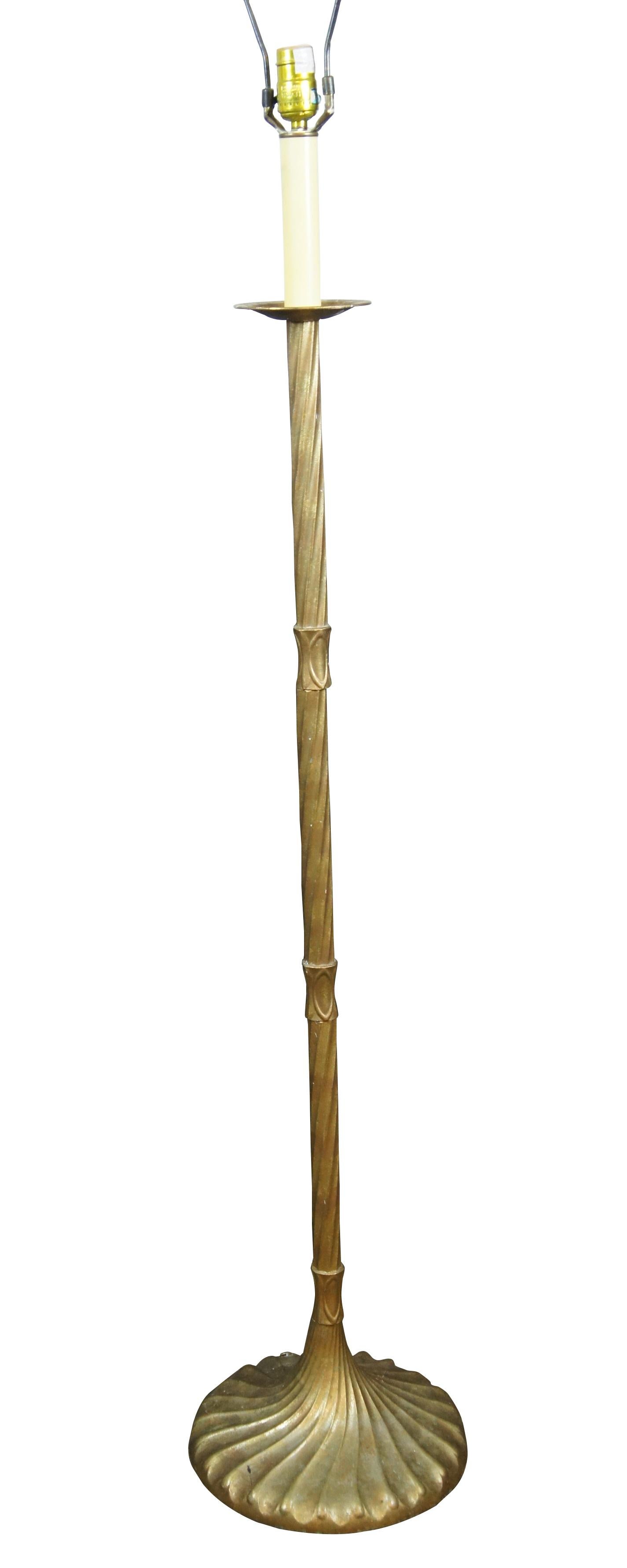 Paire de deux lampadaires en laiton Hollywood Regency du milieu du siècle dernier - en forme de chandelier avec une base ronde et une texture tourbillonnante / torsadée accentuée par trois cols à motifs ovales ; une seule lumière en faux chandelier