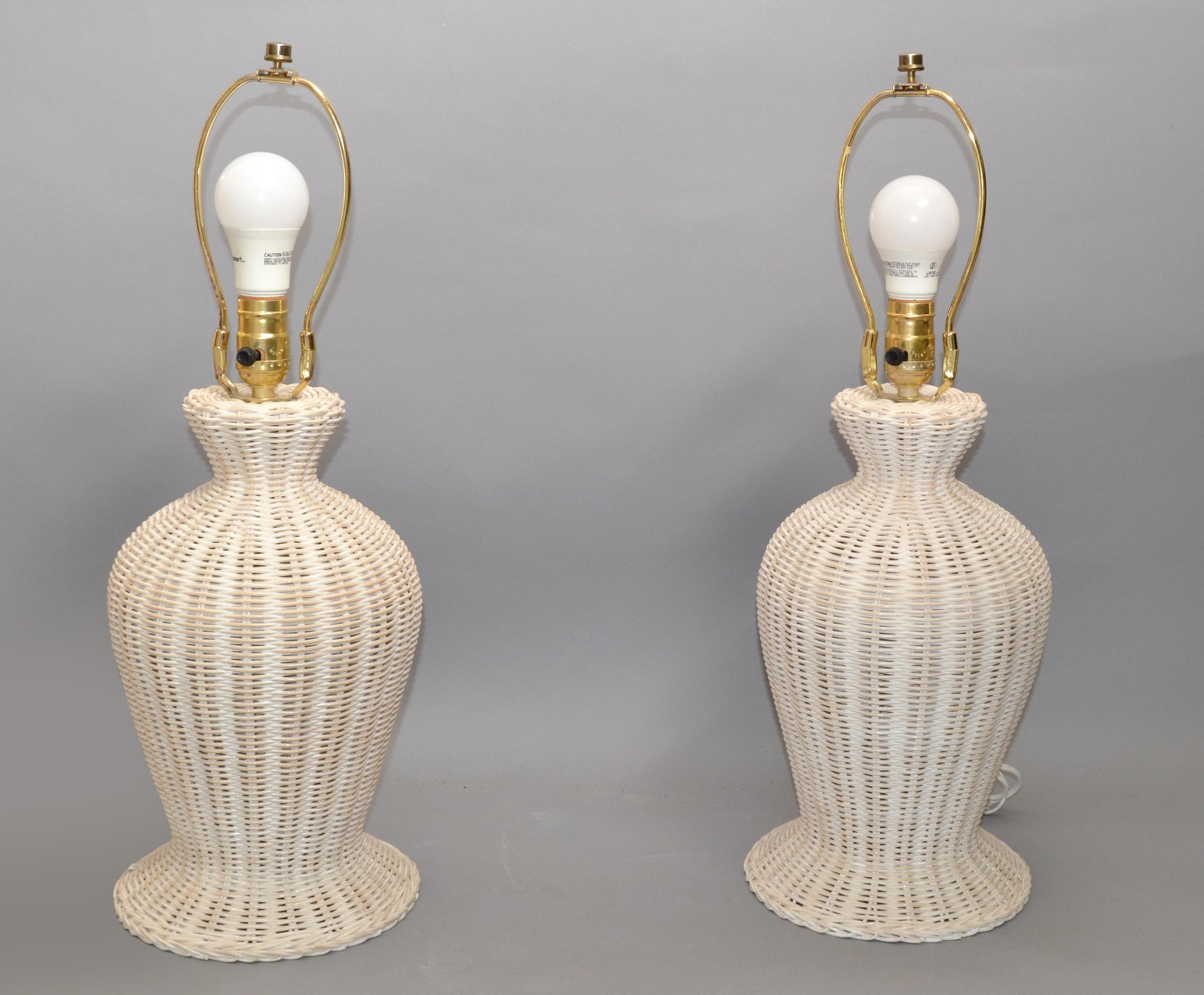 Américain 2 lampes de bureau Hollywood Regency vintage blanches blanchies en osier tressé à la main et perles en vente