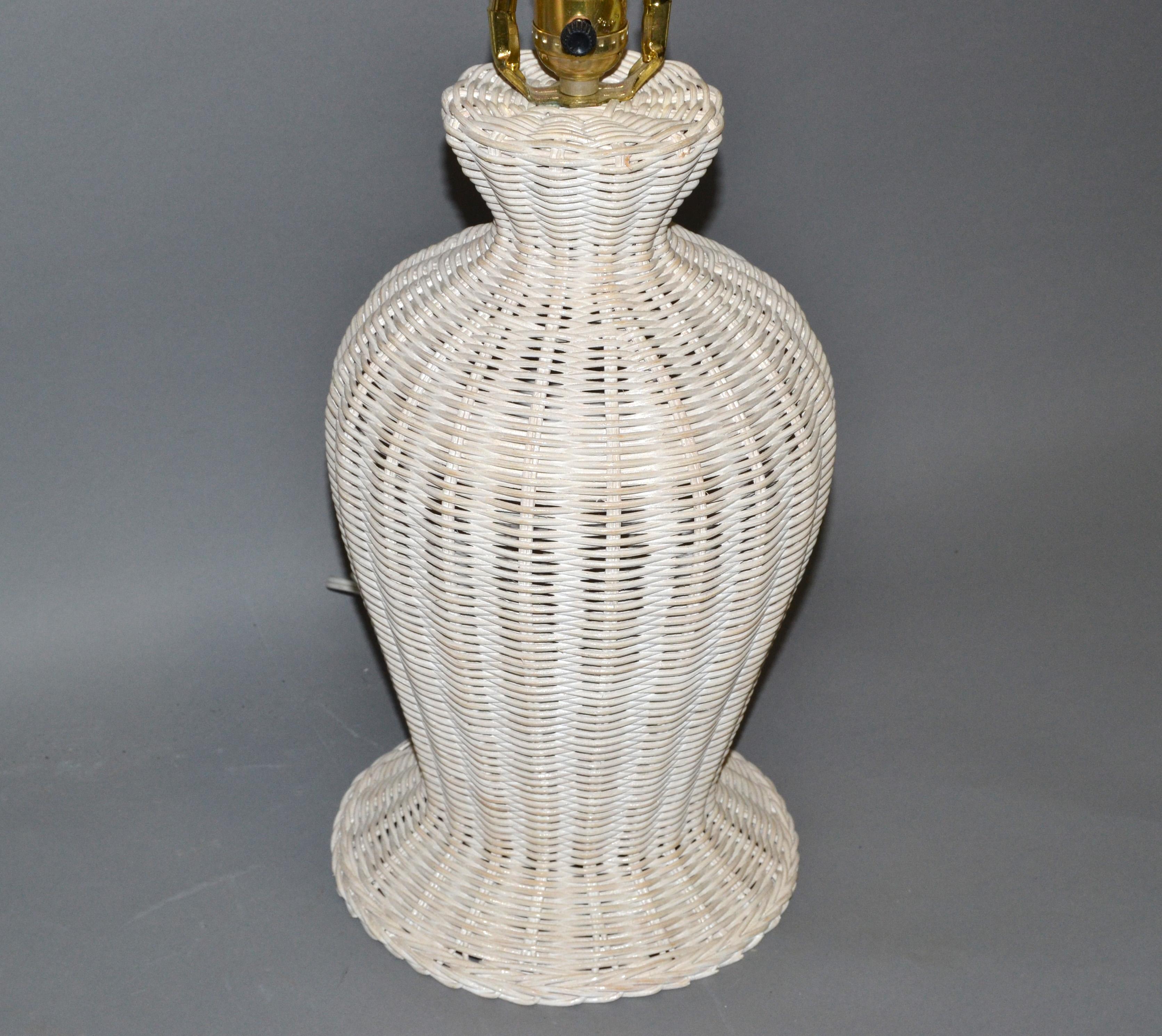 2 Hollywood Regency Vintage White Bleached Handwoven Wicker & Beaded Table Lamp In Good Condition For Sale In Miami, FL