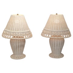 2 Lampada da tavolo Hollywood Regency vintage bianca sbiancata intrecciata a mano in vimini e perline