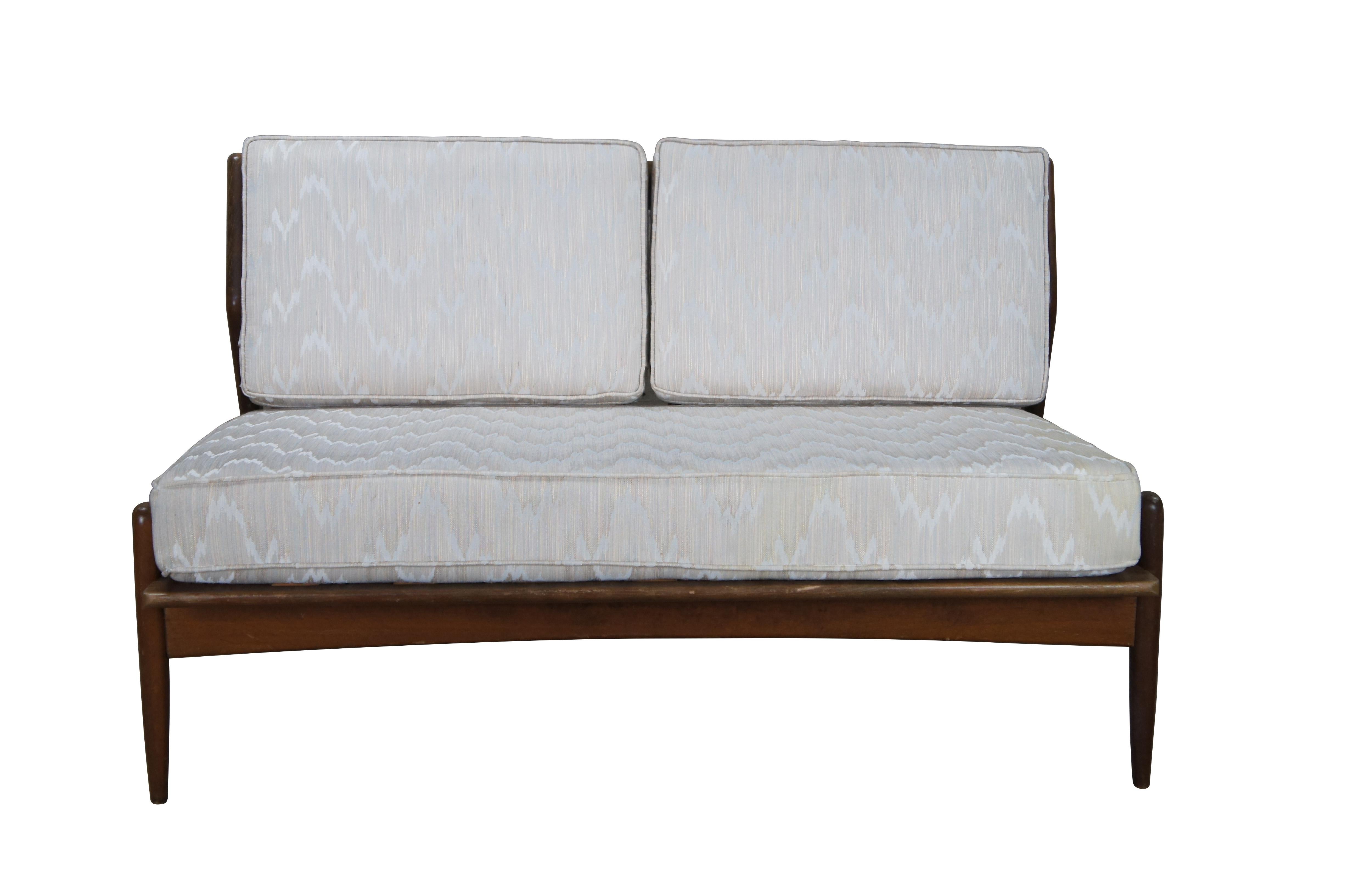 Paire de deux canapés ou fauteuils d'amour IB Koford Larsen for Selig Danish / Scandinavian mid century modern.  Fabriquée en noyer, elle présente un cadre sculpté avec des pieds fuselés et des lattes verticales.

Dimensions :
47,5